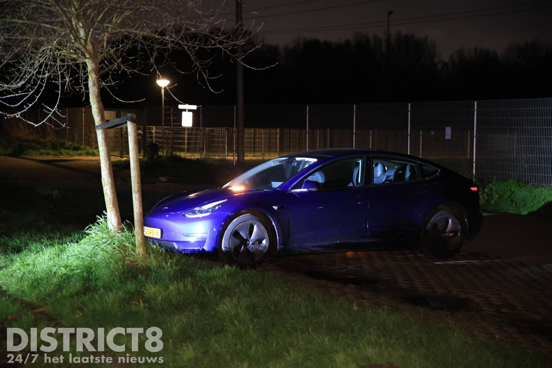 Geparkeerde Tesla in brand gestoken op parkeerterrein Tanthofdreef Delft