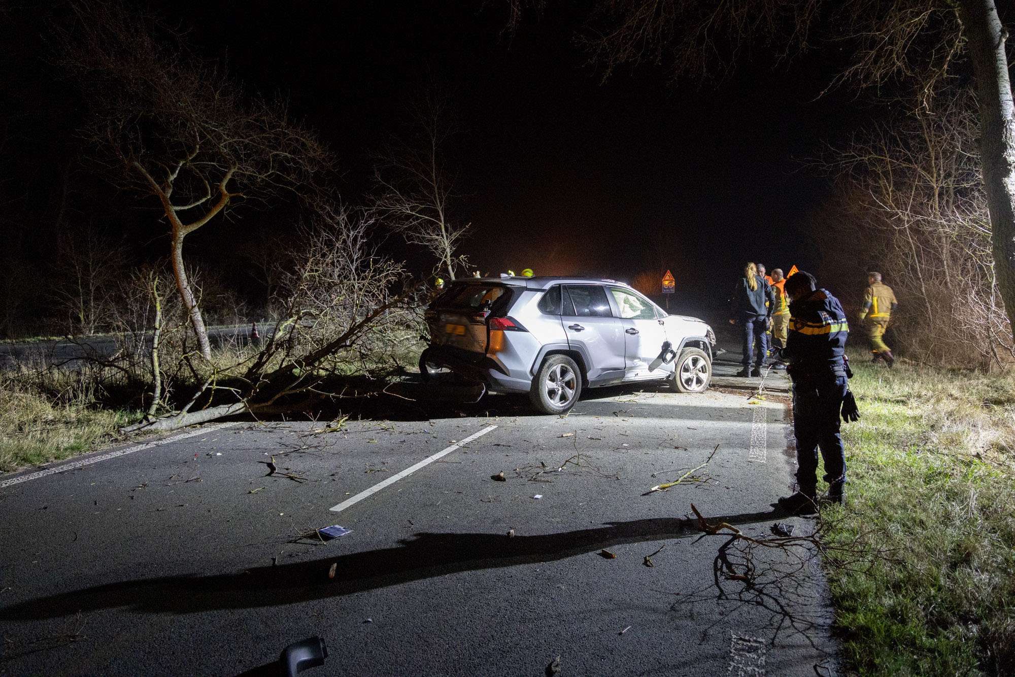 Gewonde nadat auto van de weg raakt