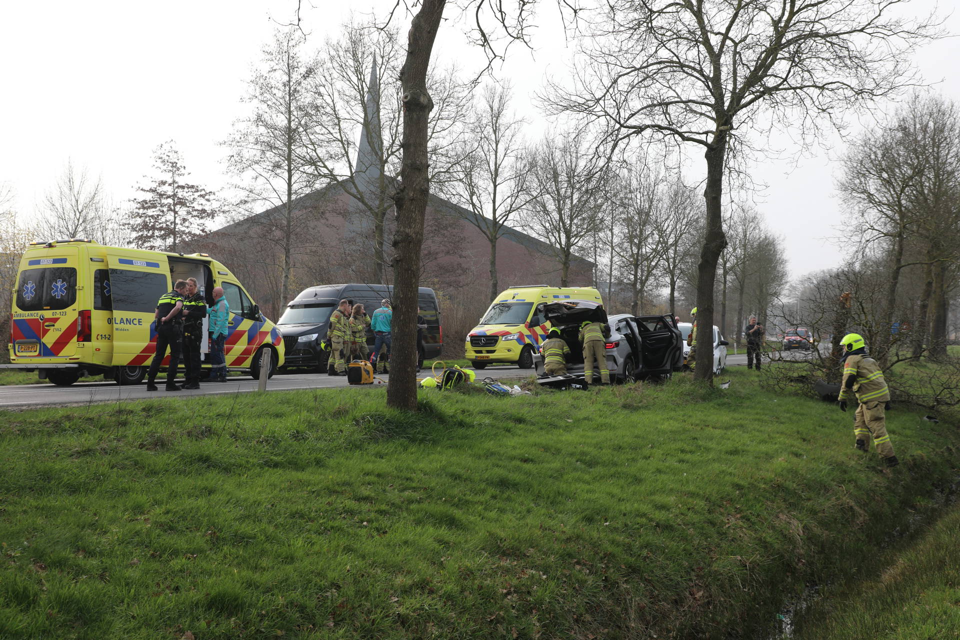 Gewonden bij ernstig ongeval, boom in tweeën