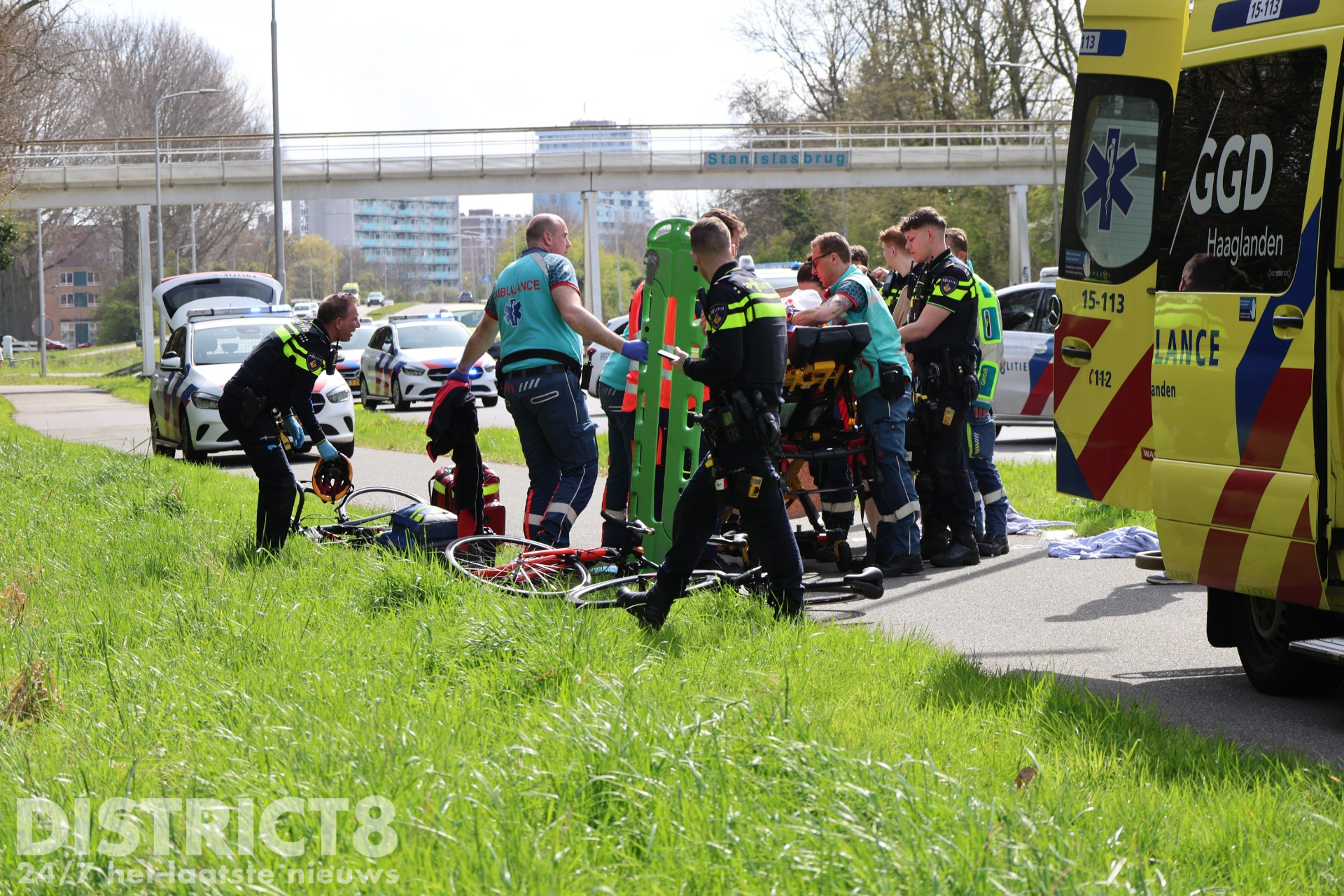 Grootse inzet hulpdiensten na medisch incident op fietspad Prinses Beatrixlaan Delft