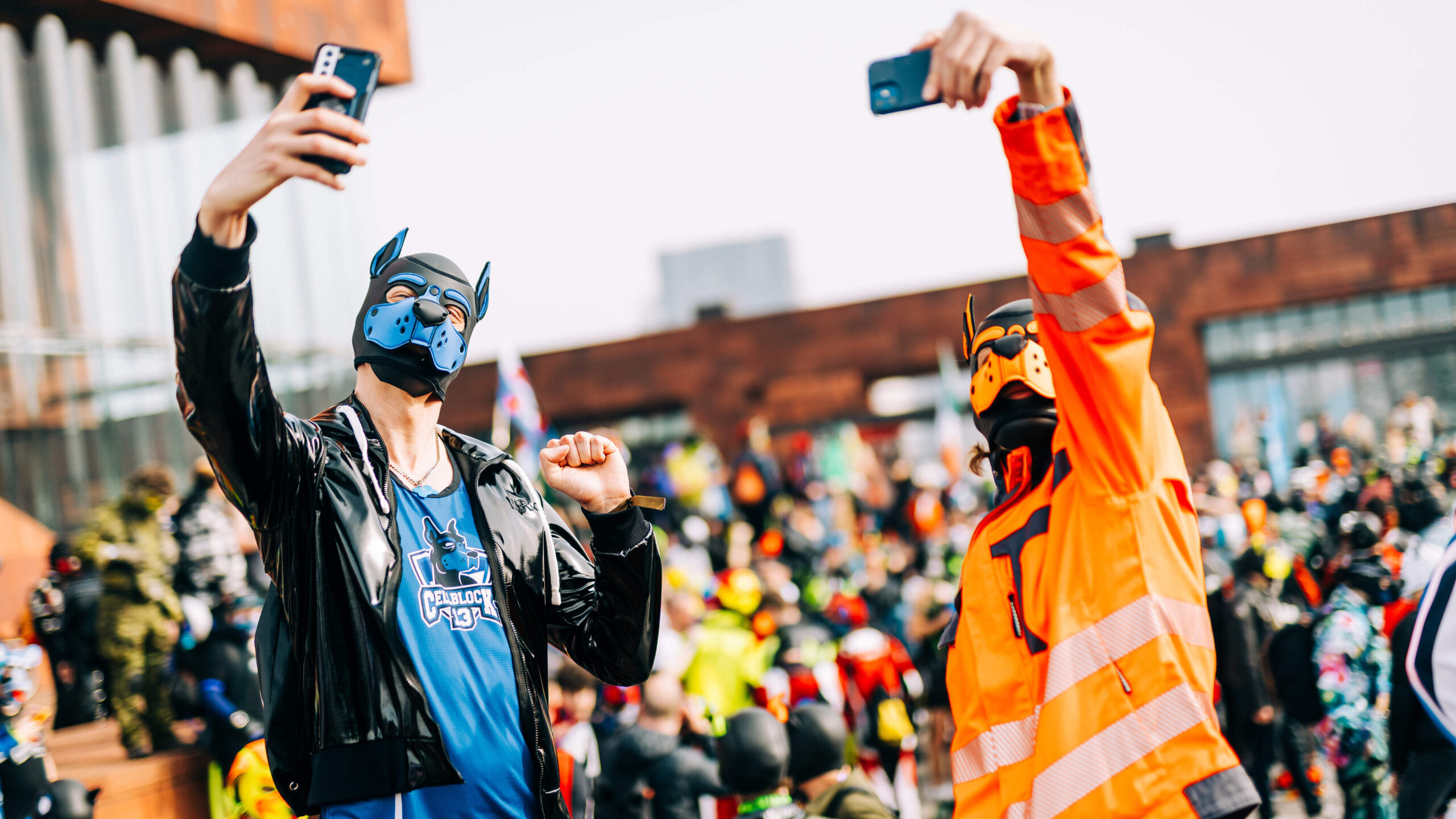 IN BEELD. Puppy Walk fetisjfestival Beyond Darkland trekt over het Eilandje, met honderden ‘pups’ en ‘baasjes’.