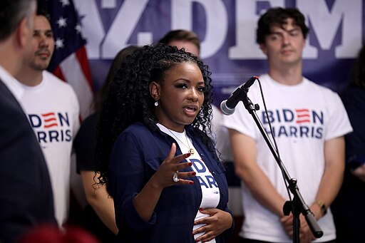 Jasmine Crockett steunt Talarico, die opriep tot het gebruik van federale gebouwen in rode staten door Biden voor abortussen.