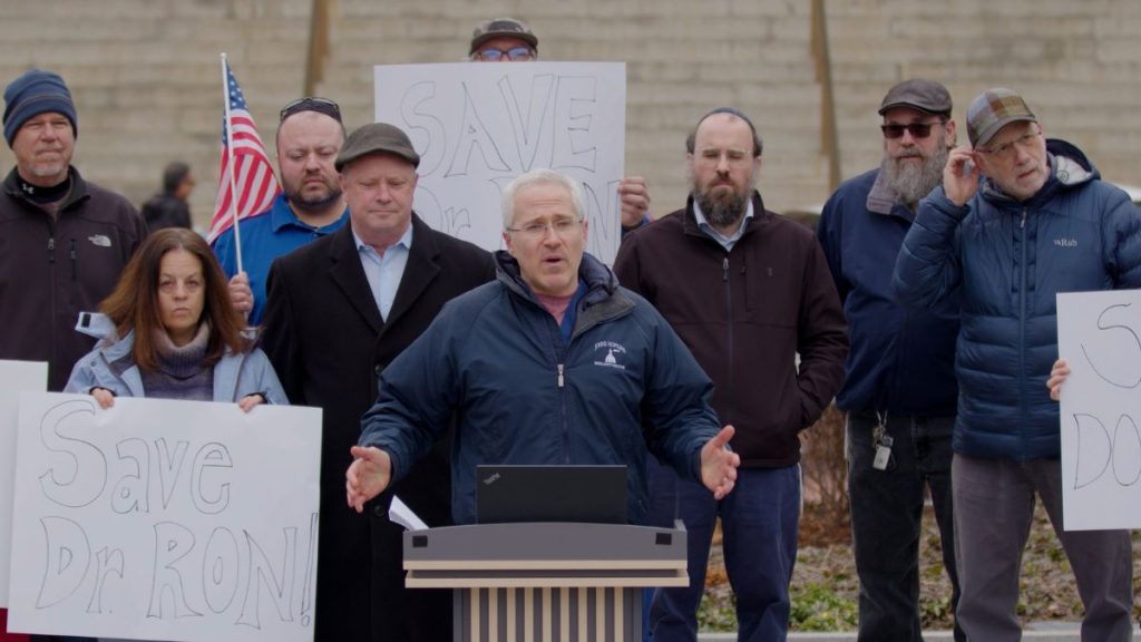 Kritische COVID-arts opnieuw voor de rechter na vernietigde veroordeling, tot 50 jaar cel dreigt.