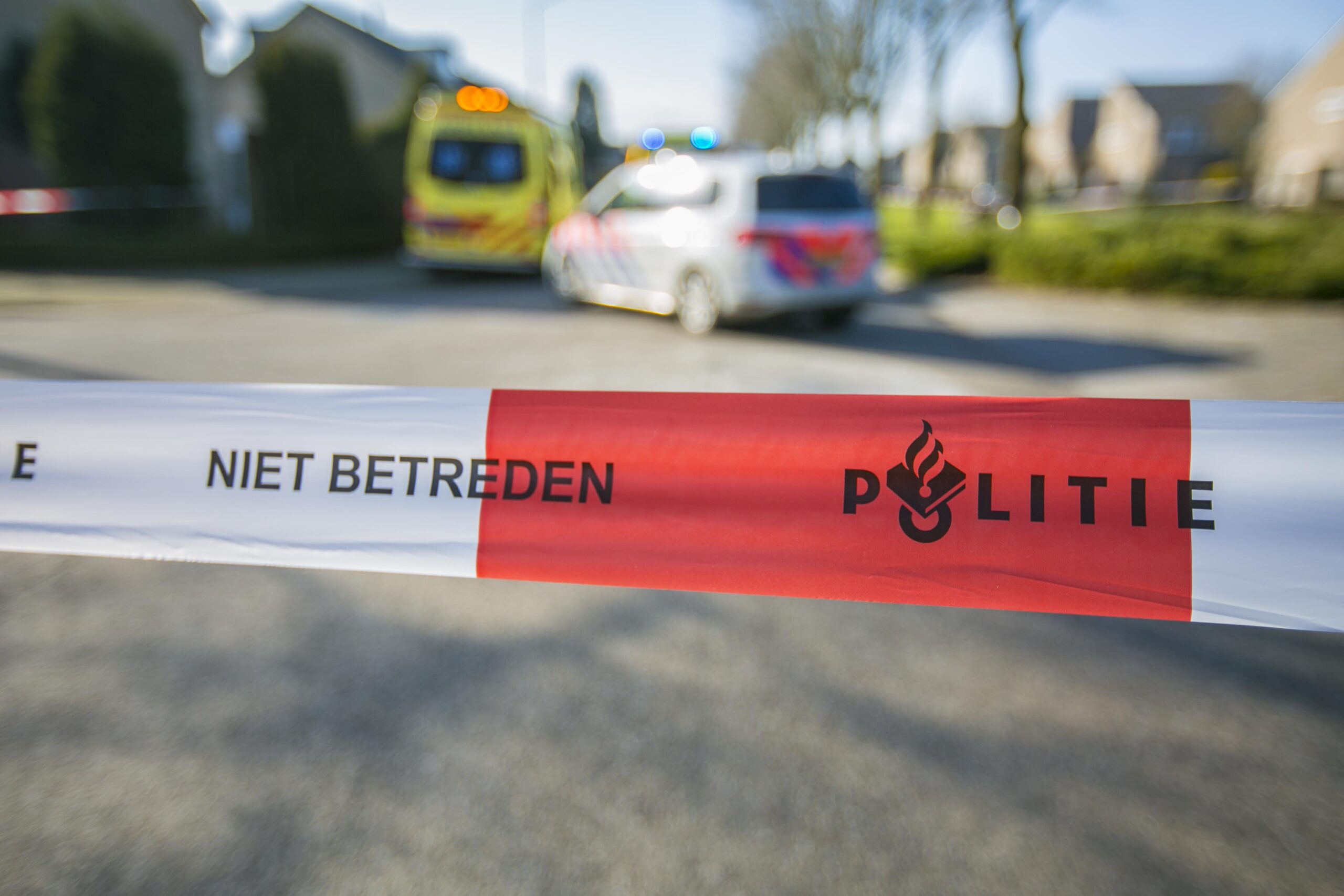 Man gewond bij steekincident, verdachte nog voortvluchtig