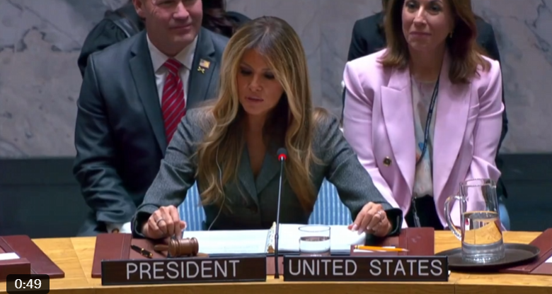 Melania schittert in prachtige outfit tijdens historische VN Veiligheidsraadvergadering, waarbij ze indrukwekkend voorzit over urenlang overleg - "Klasse is terug" [BEKIJK]