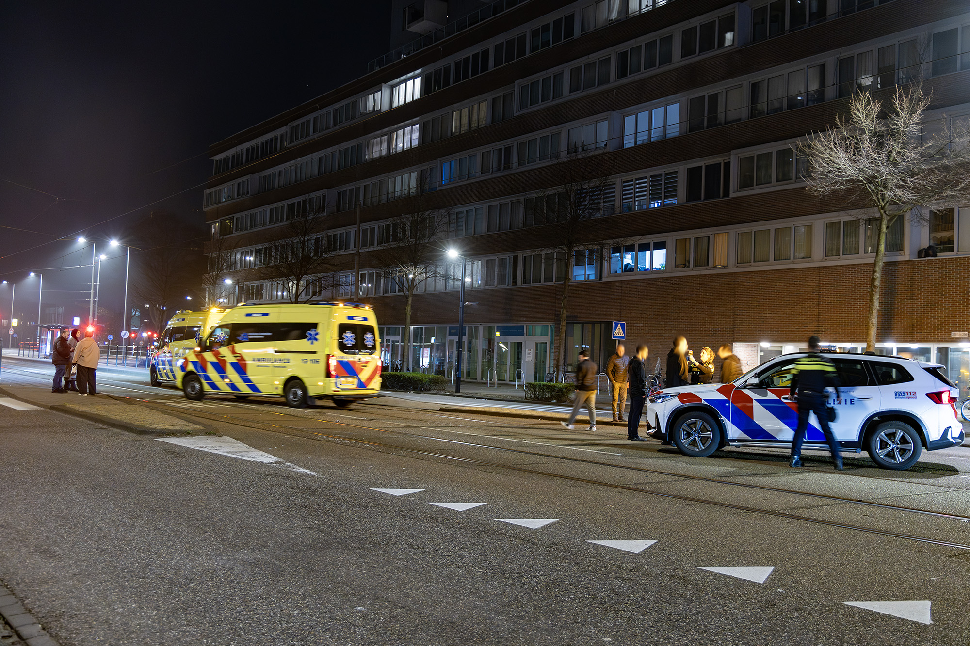 Motorrijder klapt tegen zijkant van auto en raakt gewond