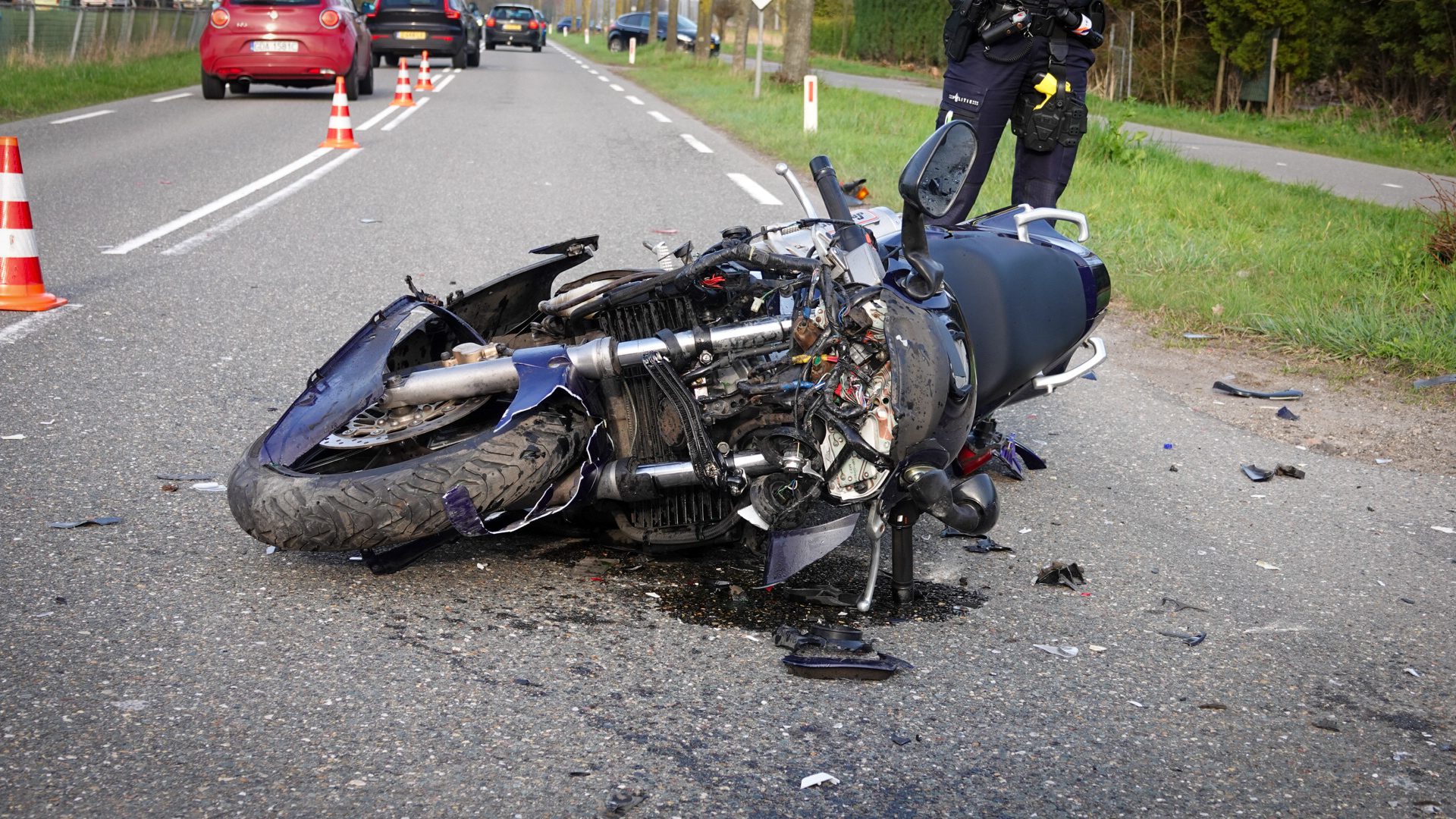 Motorrijder raakt gewond nadat die achterop automobilist botst
