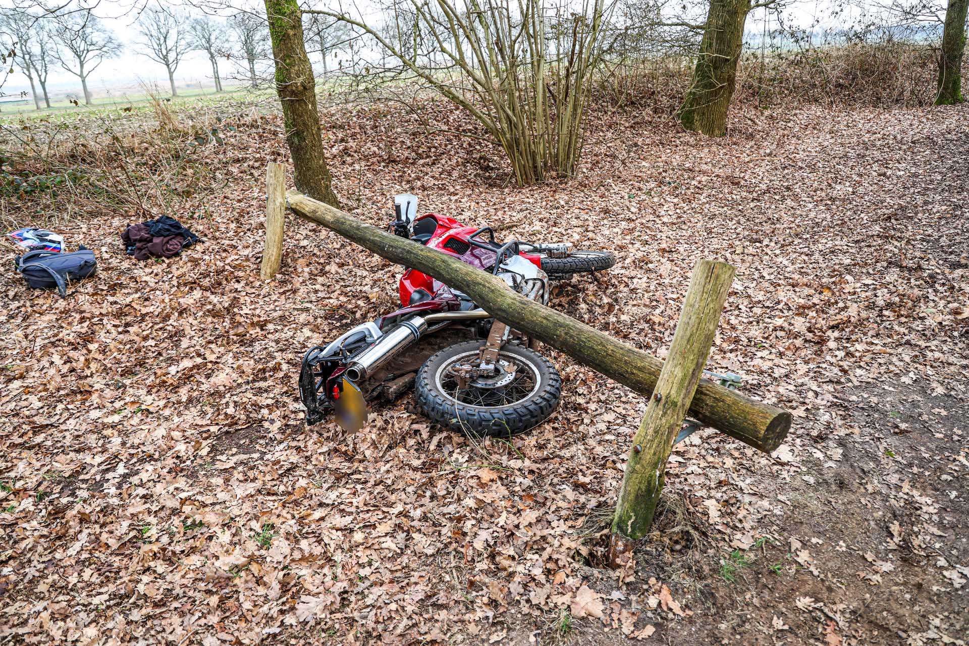 Motorrijder zwaargewond nadat hij hek over het hoofd ziet