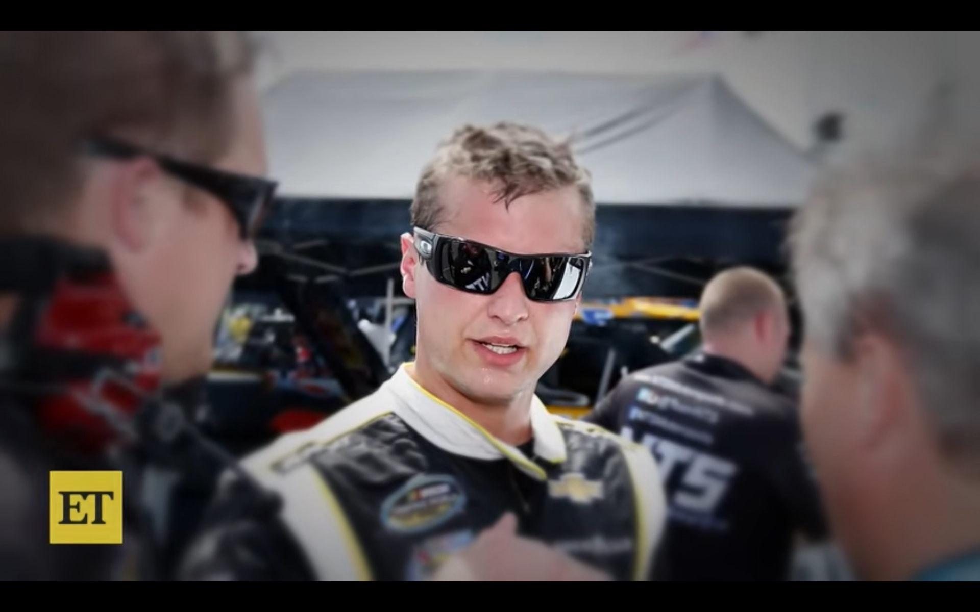 NASCAR-ster die in de voetsporen van zijn opa trad om een ​​racecarrière op te bouwen, overlijdt op slechts 42-jarige leeftijd op tragische wijze.