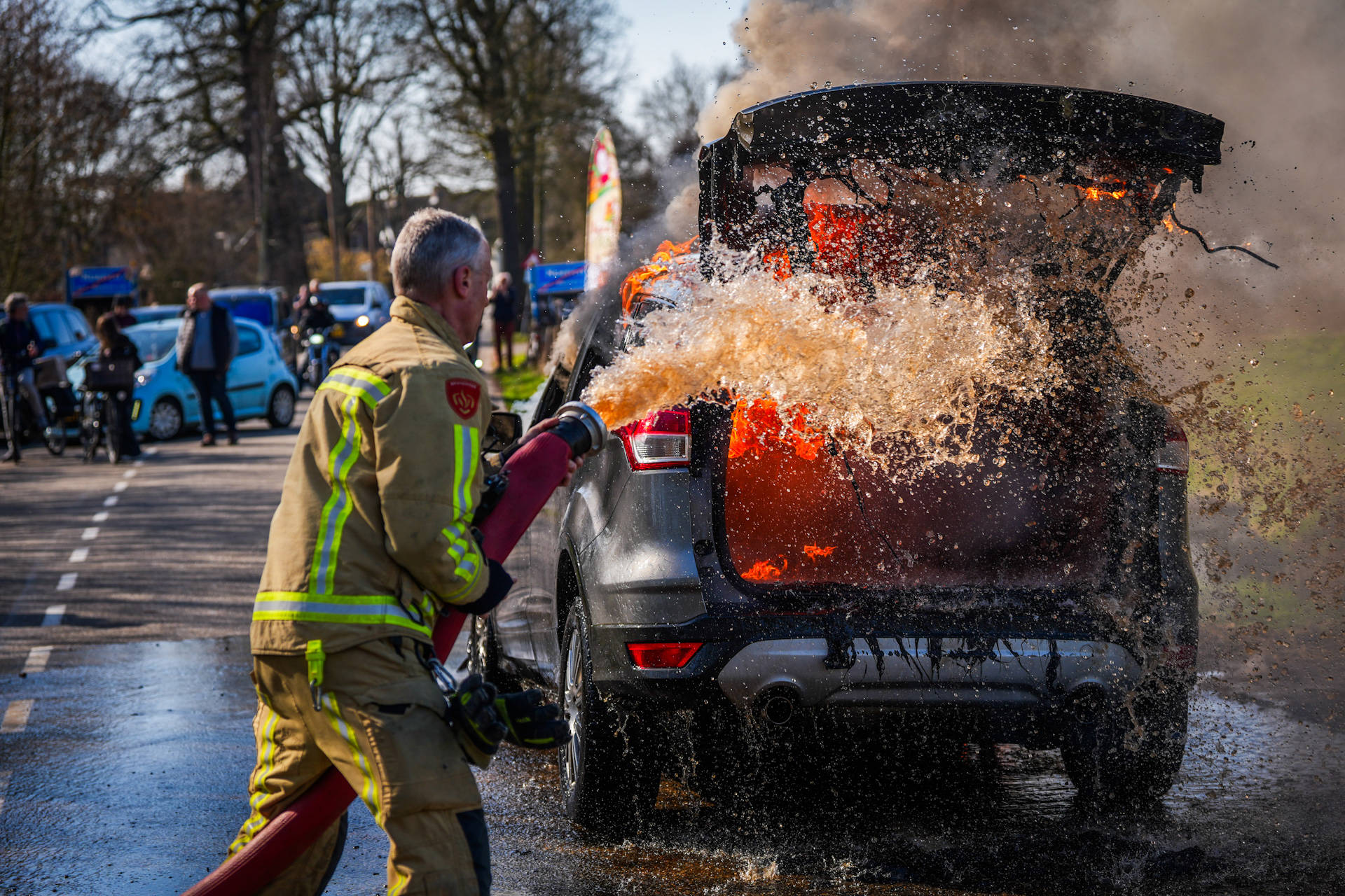 Nieuwe auto vliegt in brand en brandt volledig uit