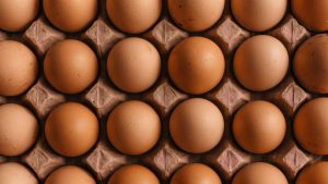 Oekraïne overspoelt de EU met antibiotica-eieren: ‘Te bizar voor woorden’.