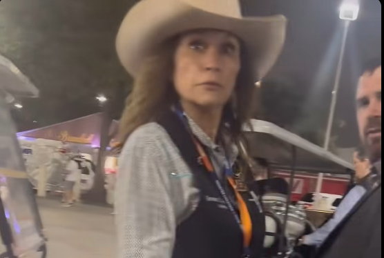 Ongehoorzame, Woke Rechter probeert zich een weg te banen naar VIP-only evenement en raast nadat ze wordt geweigerd.