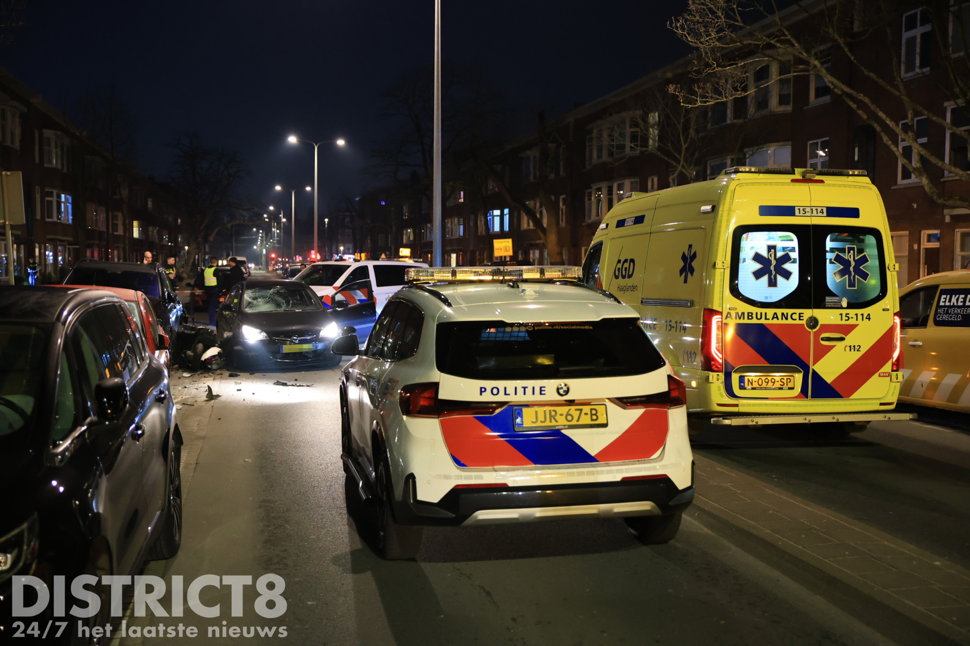 Onherkenbare politiewagen betrokken bij fors ongeval met scooterrijder De Genestetlaan Den Haag