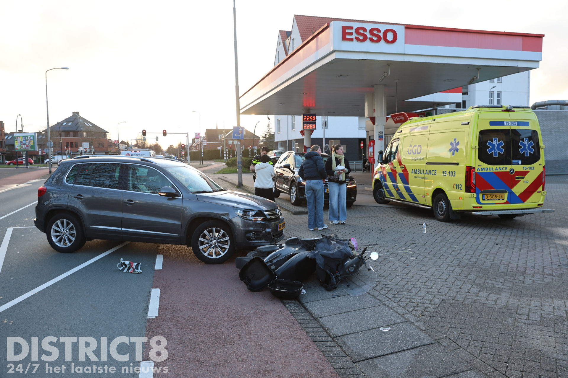 Opzittenden van scooter gewond bij aanrijding Oosteinde Den Haag