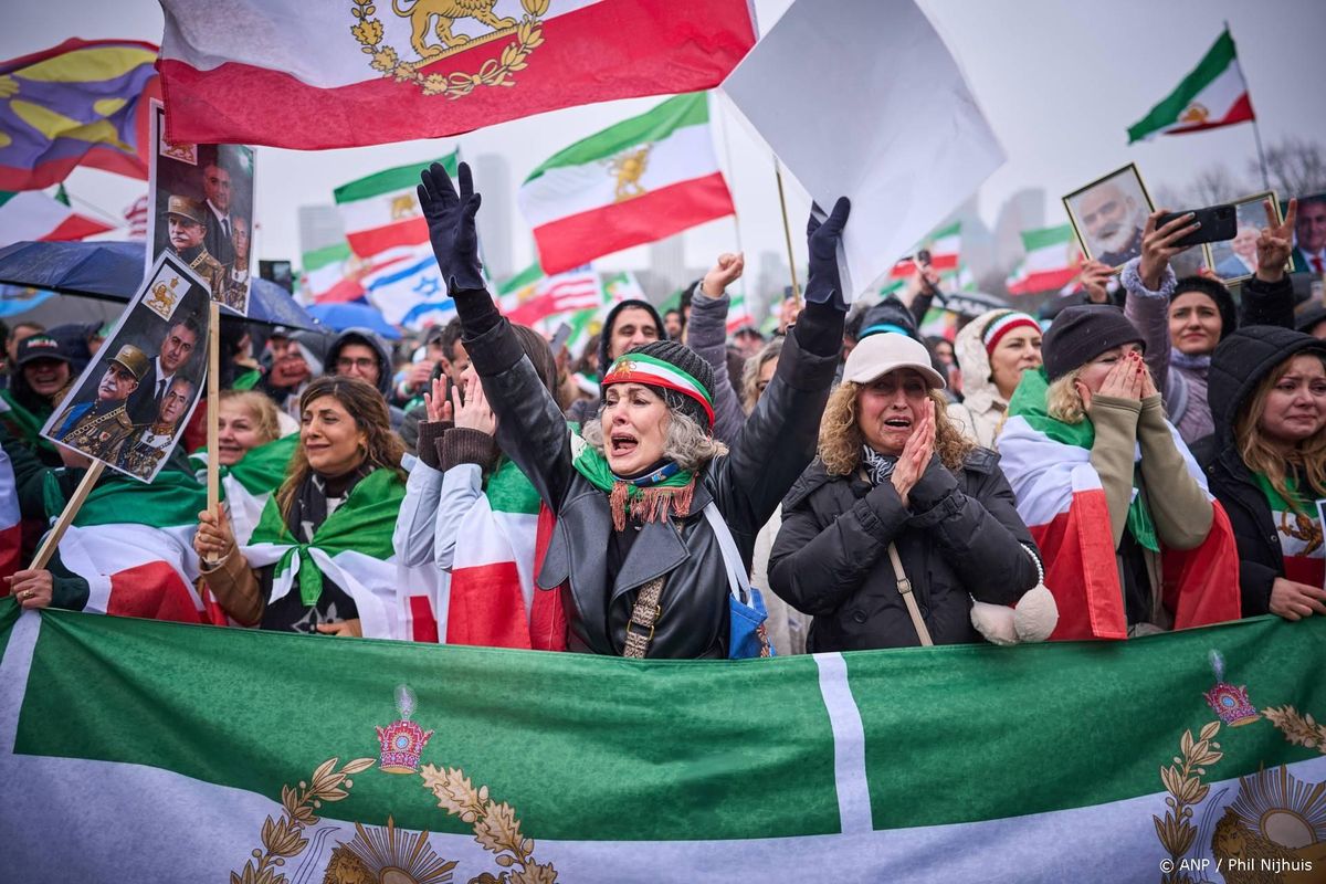 Paar honderd mensen bij pacifistische demonstratie Malieveld.