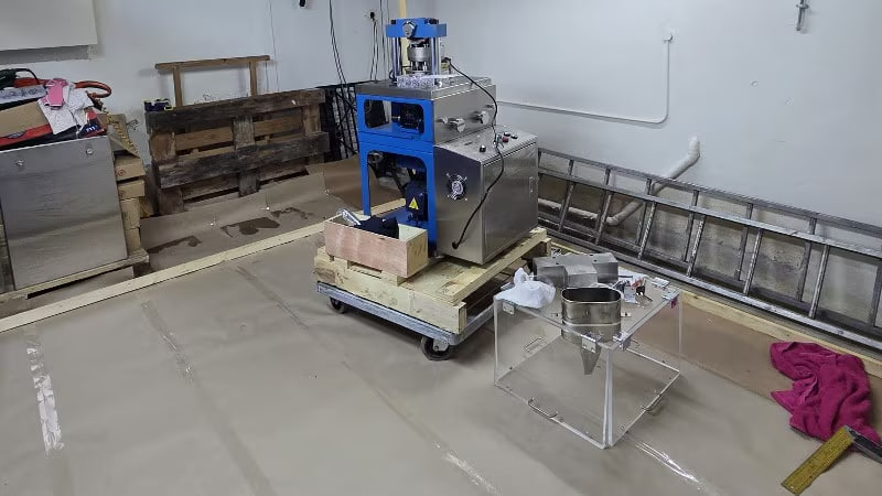 Politie vind grote hoeveelheid drugs en vuurwapens in woning