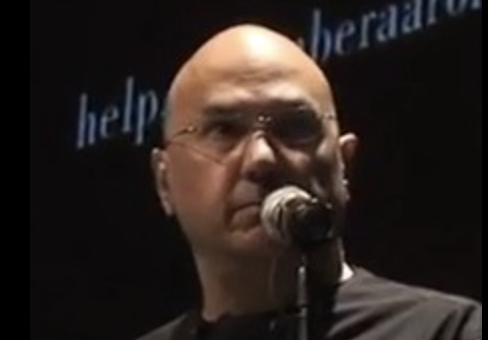 Radicale "communistische" tech-oligarch woonachtig in China ontdekt als belangrijke kracht achter "Geen Koningen" protesten.