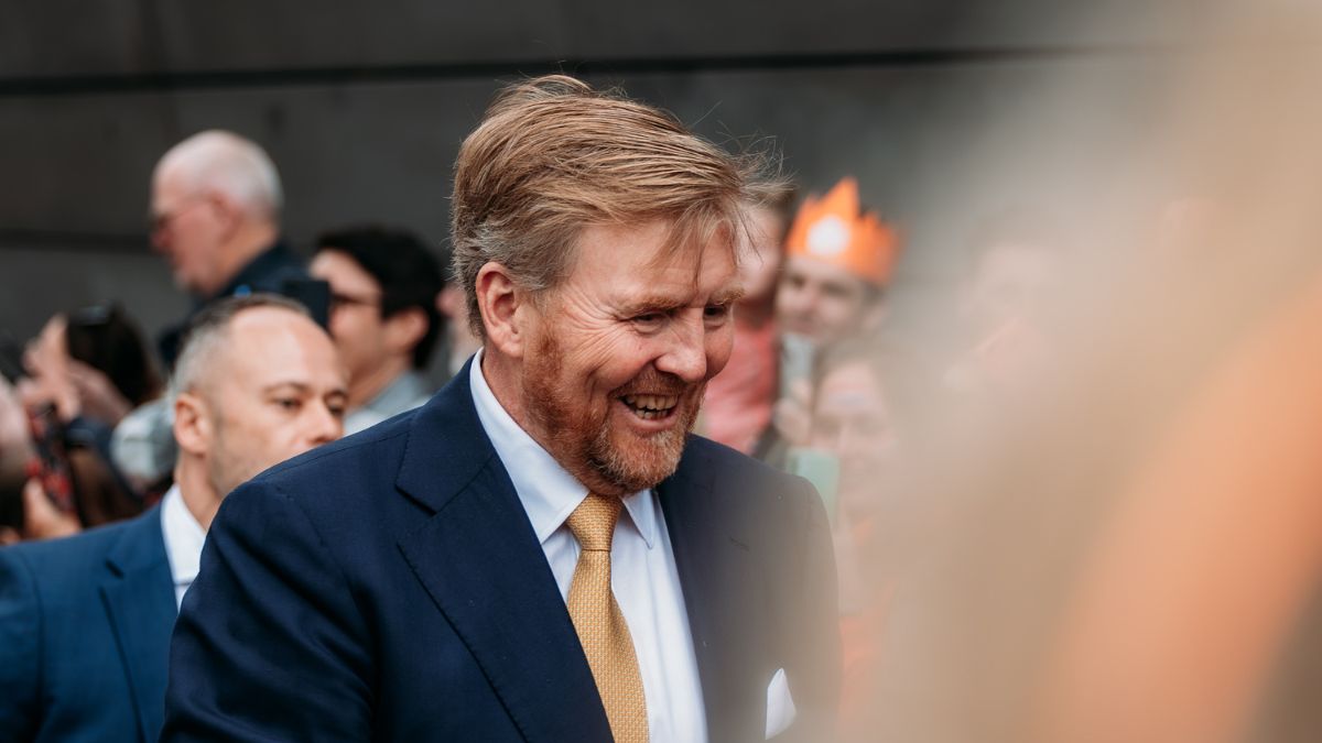 Regering wil niet ingaan op bronnen die zwart op wit schrijven dat de koning Young Global Leader is (geweest).