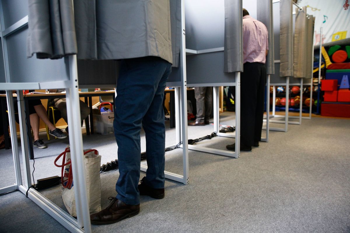 Totale chaos voor de verkiezingen: overheid blundert massaal met bezorging stempassen.