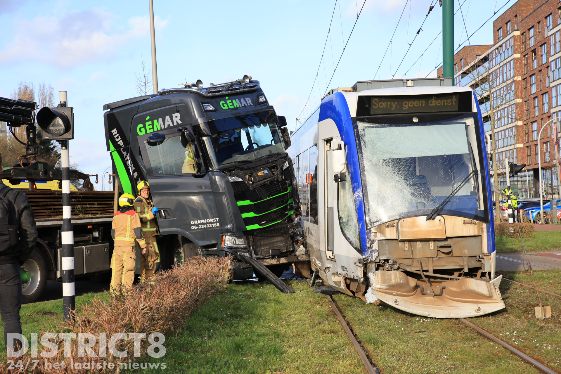 Tram ontspoord na flinke aanrijding met vrachtwagen Fluitschiplaan Den Haag