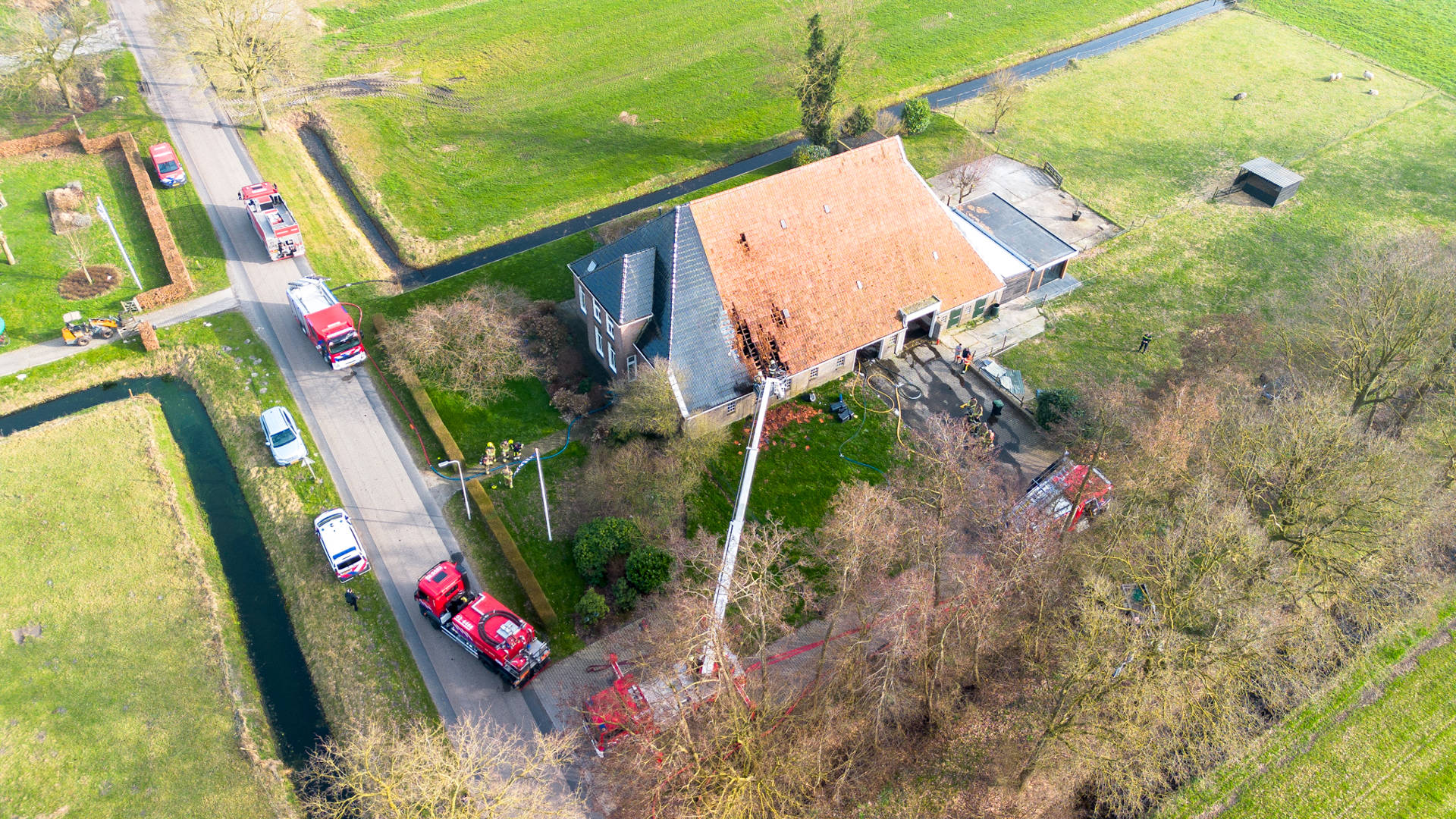 Veel brandweerinzet nodig bij brand in woonboerderij