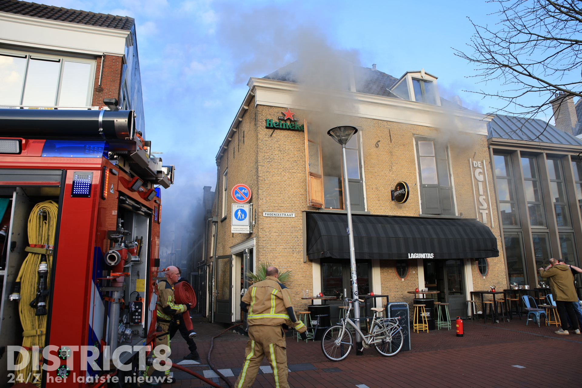 Veel rookontwikkeling in meerdere panden bij grote brand in binnenstad Kloksteeg Delft