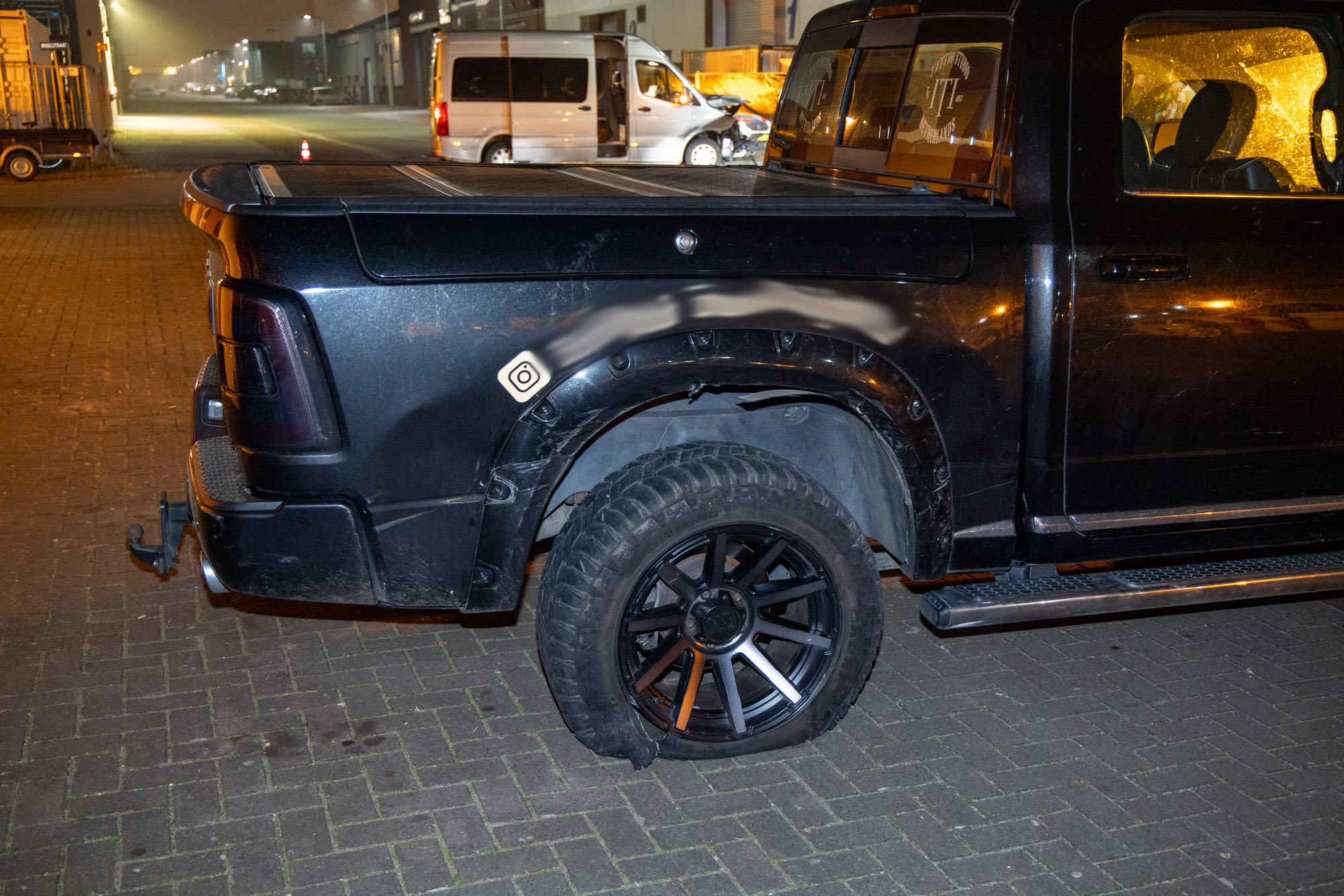 Veel schade door botsing tussen taxibus en pick-up