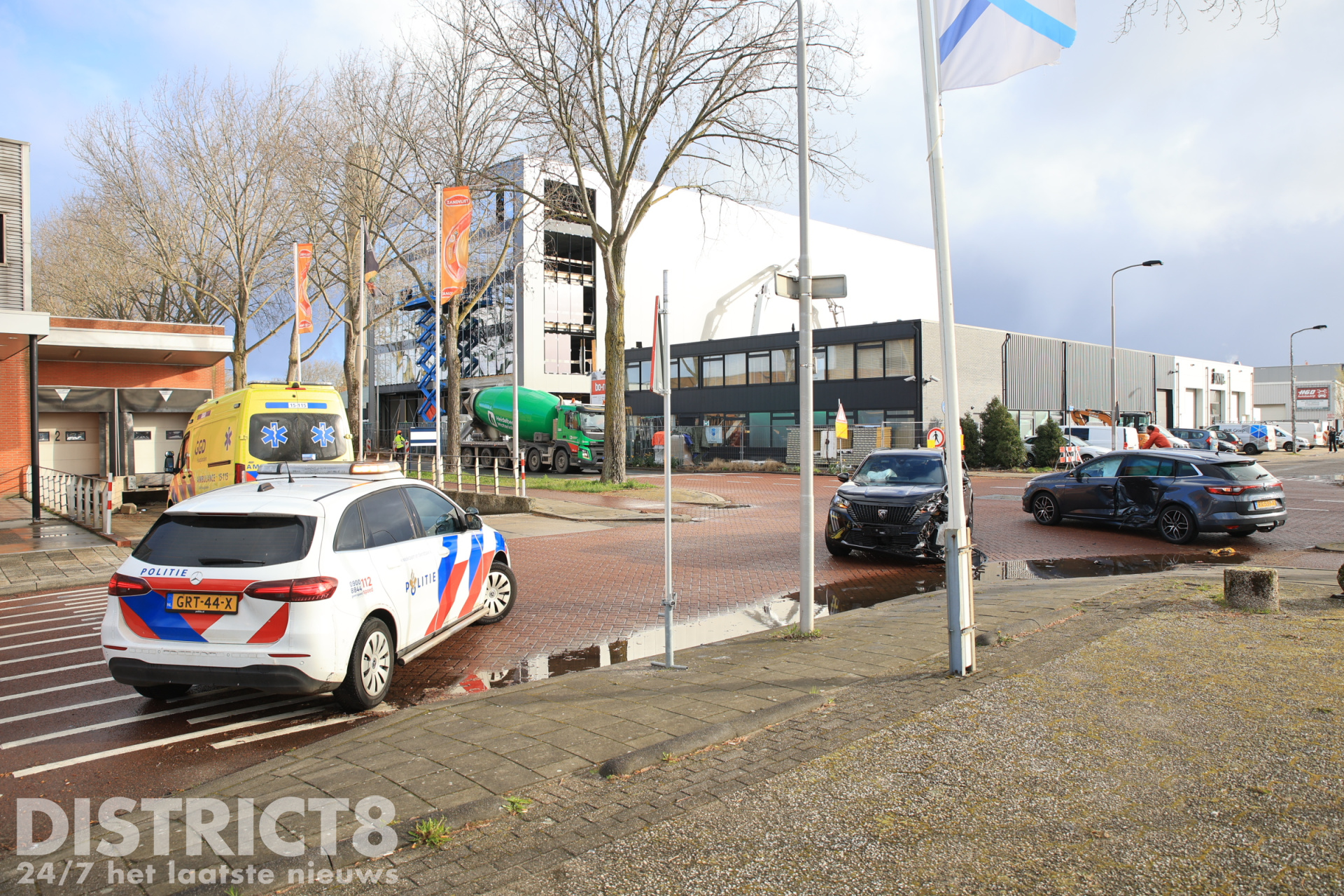 Veel schade na ongeval tussen twee voertuigen Faradayweg Delft
