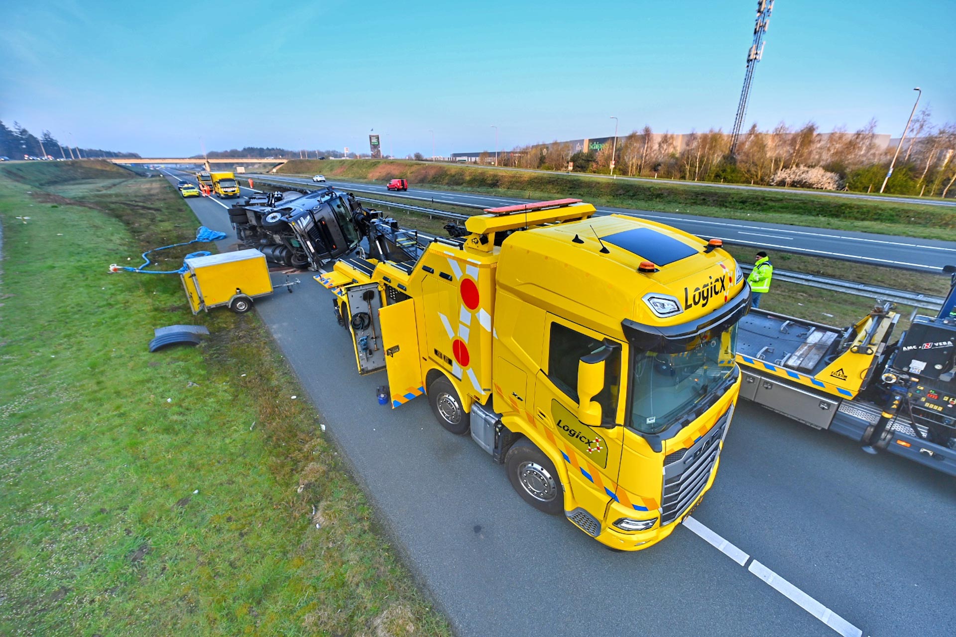Vrachtwagen met varkensmeel gekanteld op snelweg