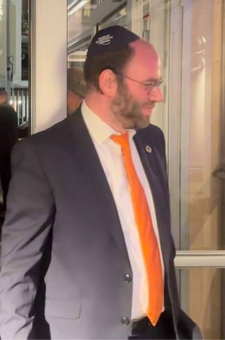 WEF keppeltje en SDG speldje gedragen door Joodse man in Davos bij World Economic Forum Annual Meeting 2024