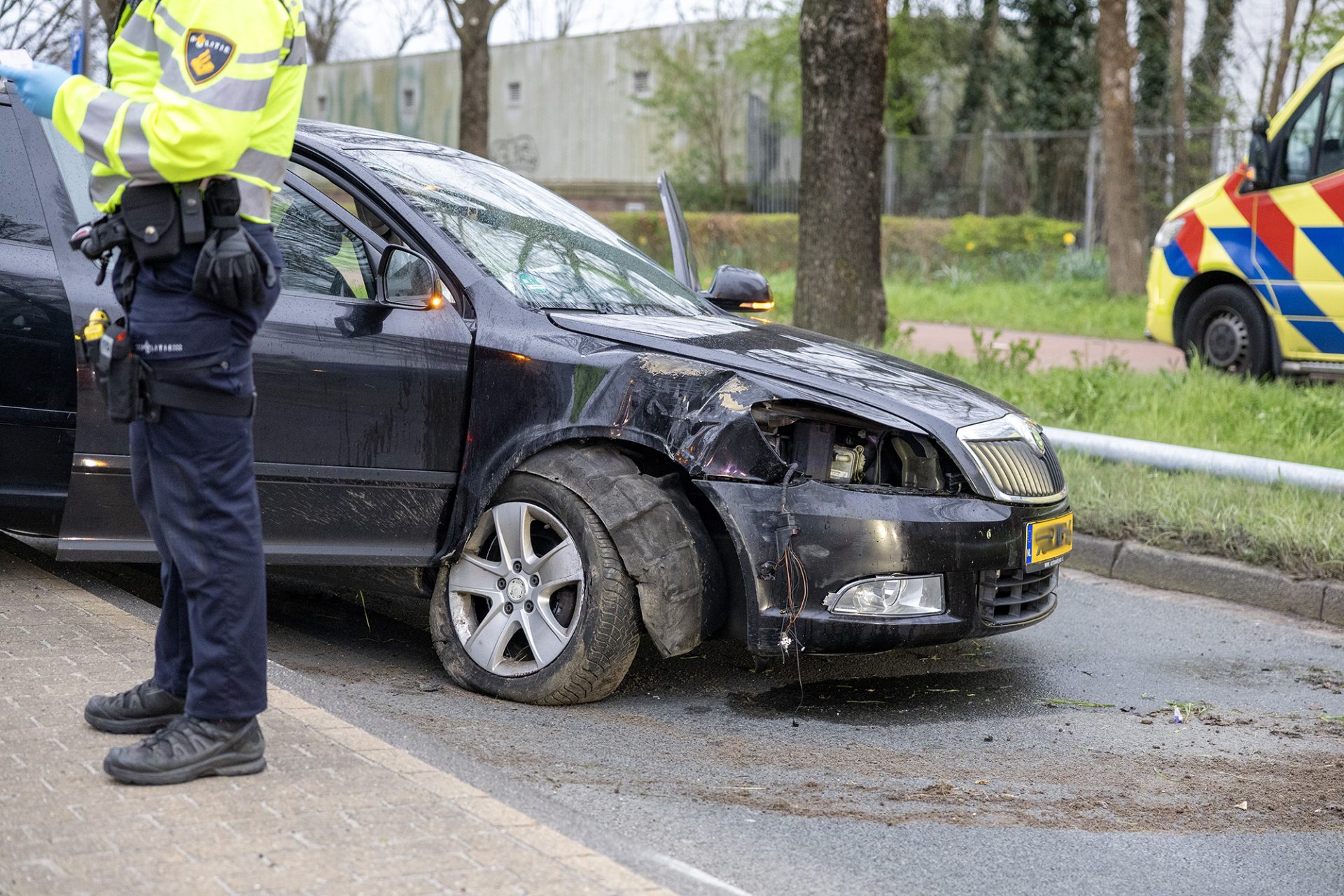Weg dicht na crash met lantaarnpaal, inzittende gewond