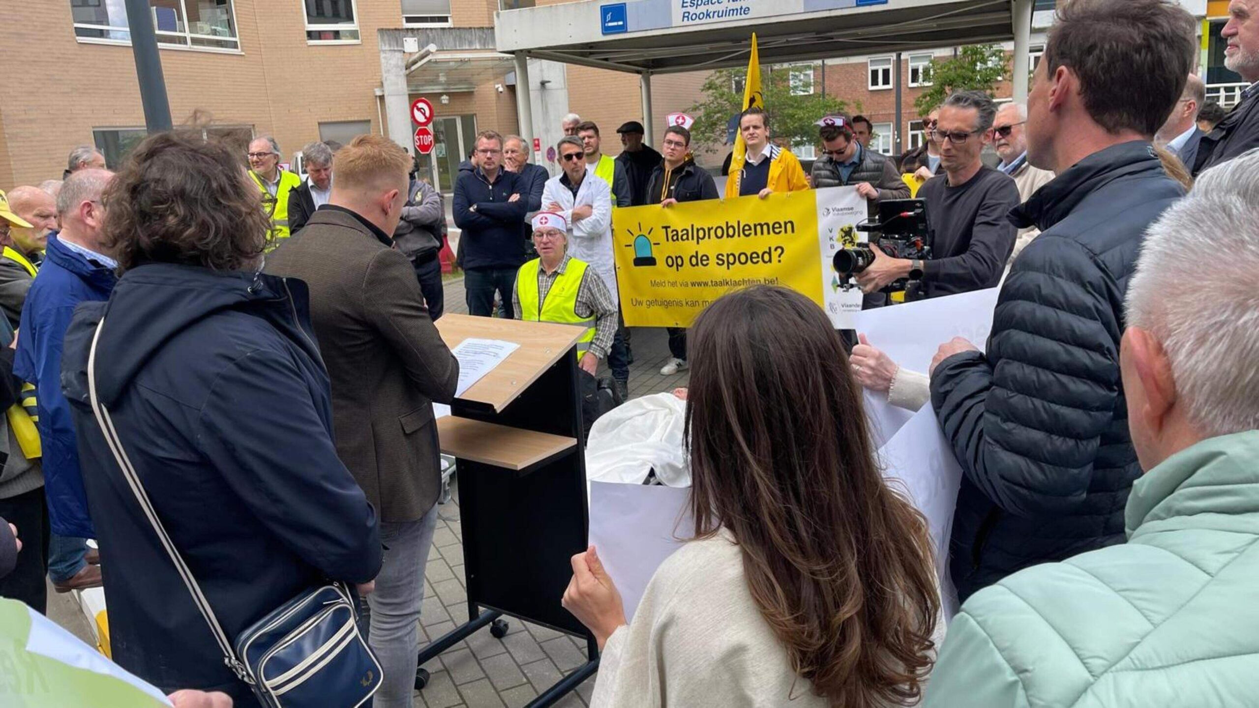 150 manifestanten eisen aan spoeddienst Sint-Pietersziekenhuis respect voor het Nederlands.