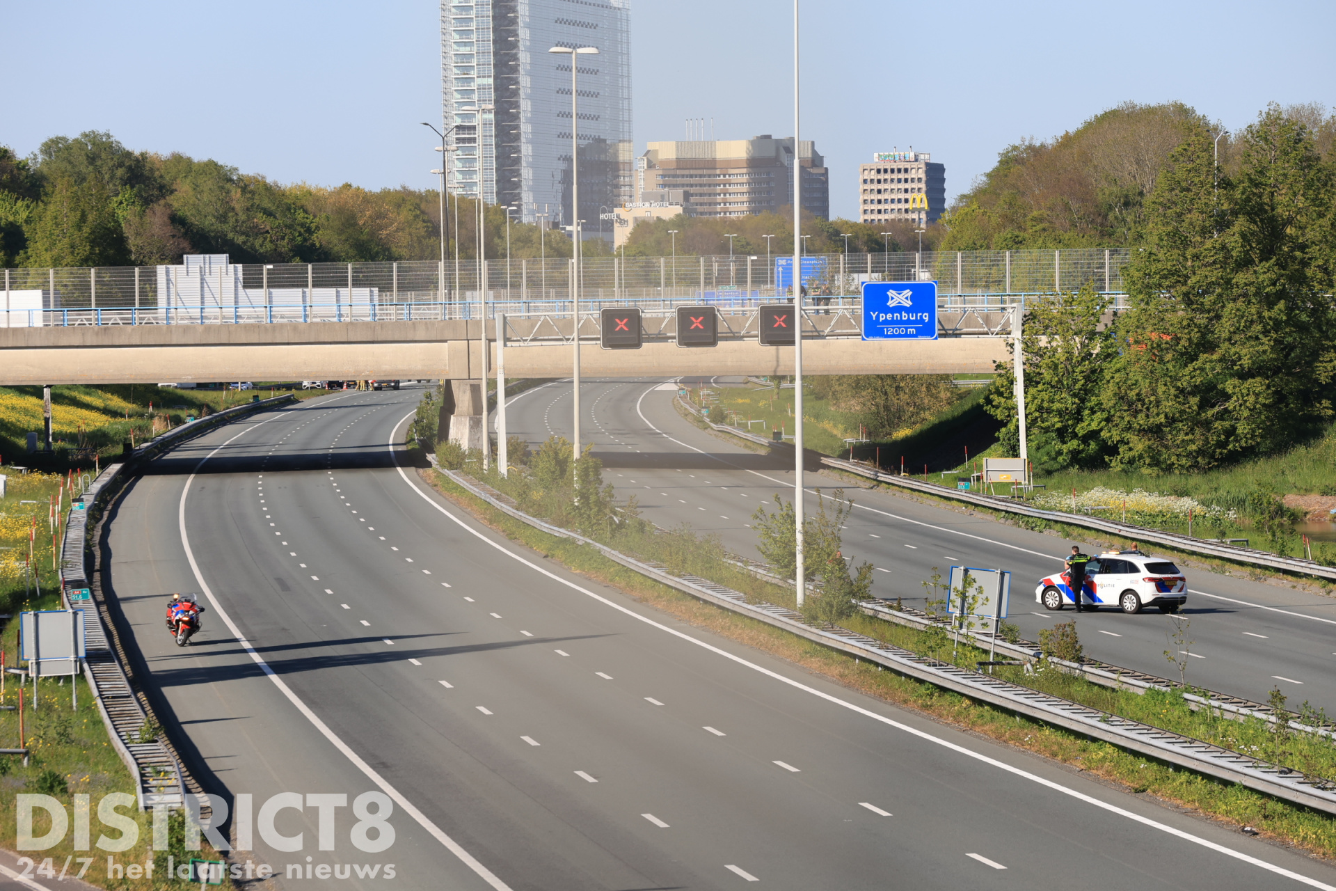 A4 in beide richtingen dicht door persoon op viaduct A4 Rijswijk
