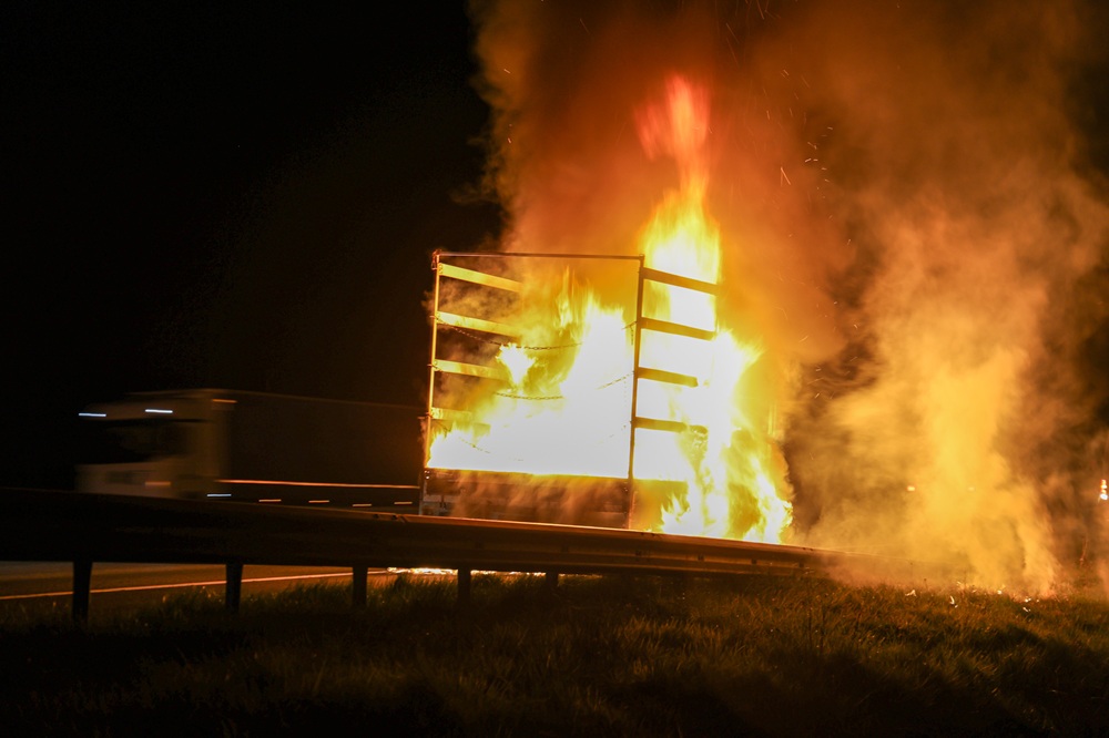 Aanhanger vliegt in brand op snelweg
