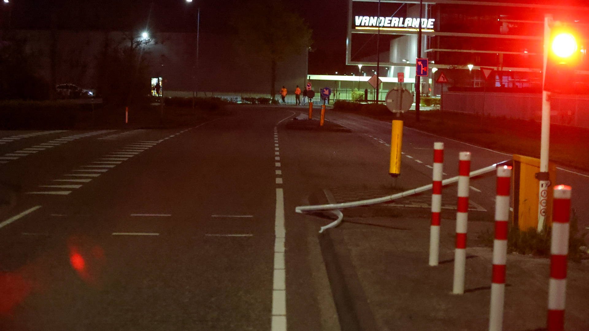 Achtervolging eindigt door botsing tegen bedrijfspand