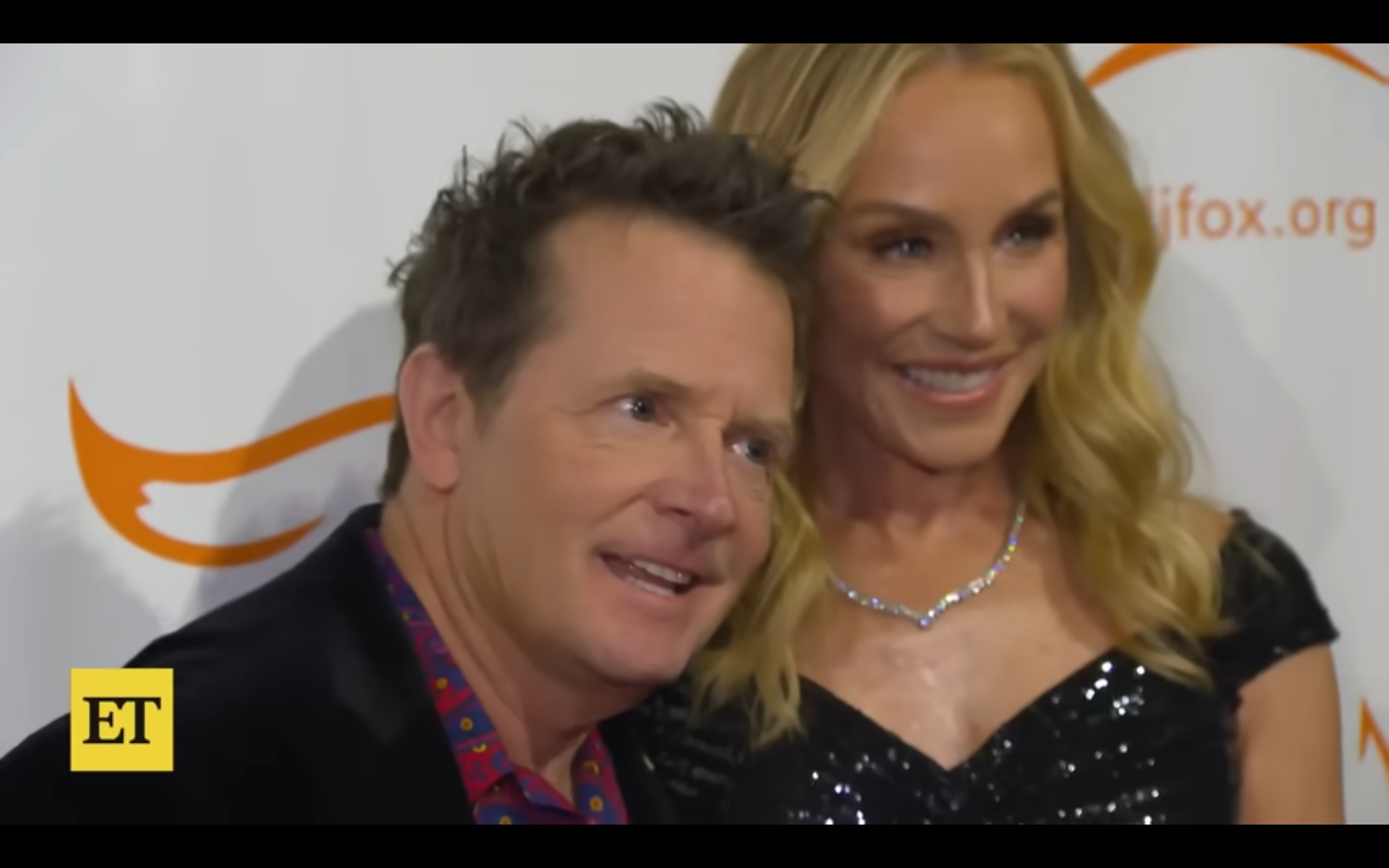 Acteur Michael J. Fox neemt CNN op de korrel na verspreiding van nepnieuws waarin wordt beweerd dat hij is overleden.