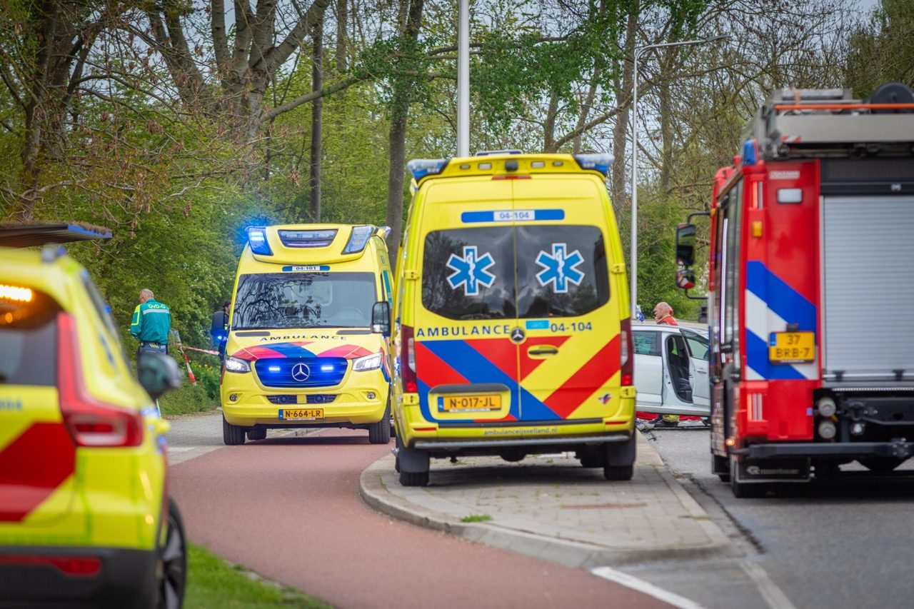 Auto botst frontaal op tractor: automobilist overleden