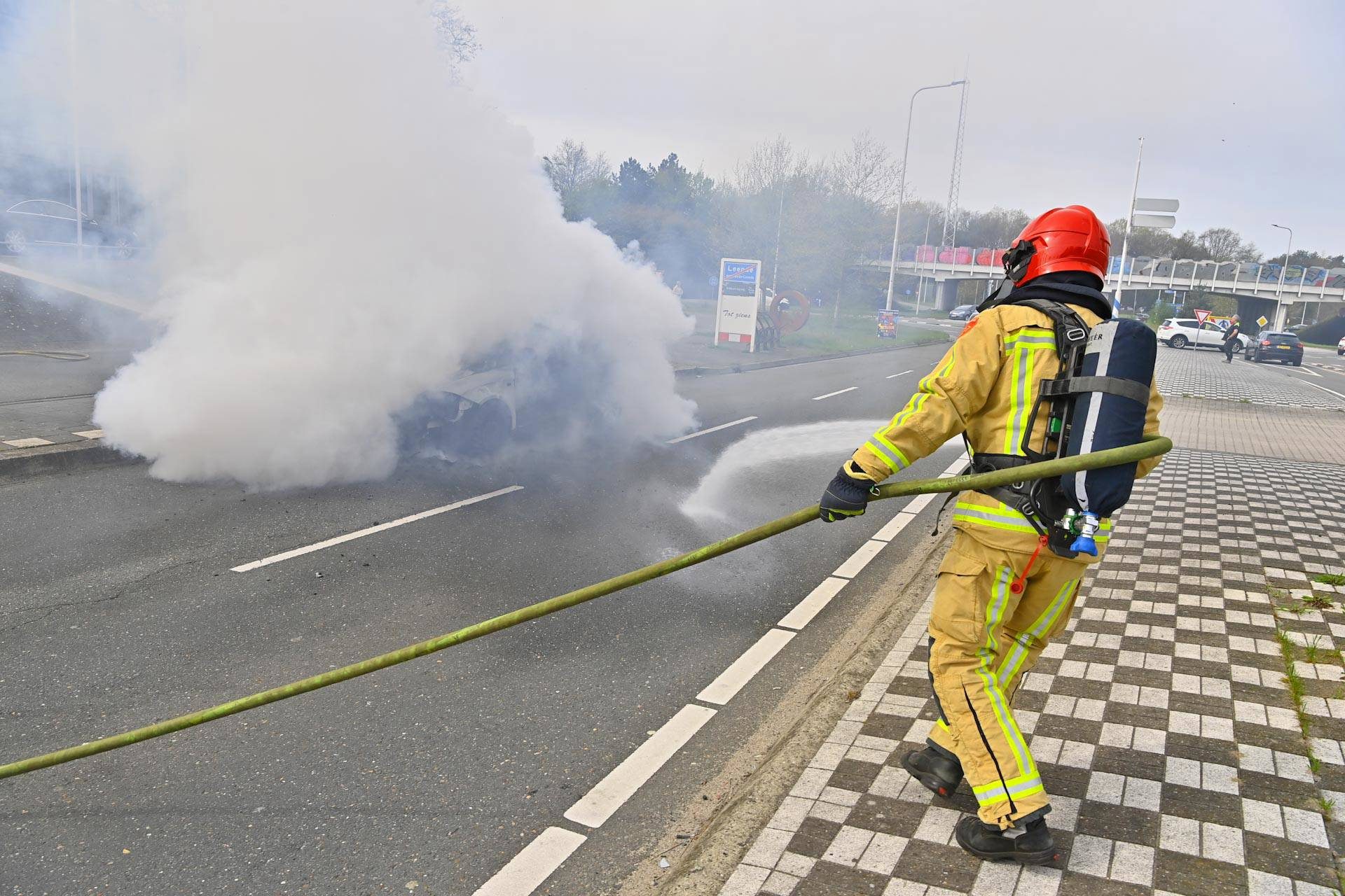 Auto brandt volledig uit na waarschuwingslampje tijdens rijden