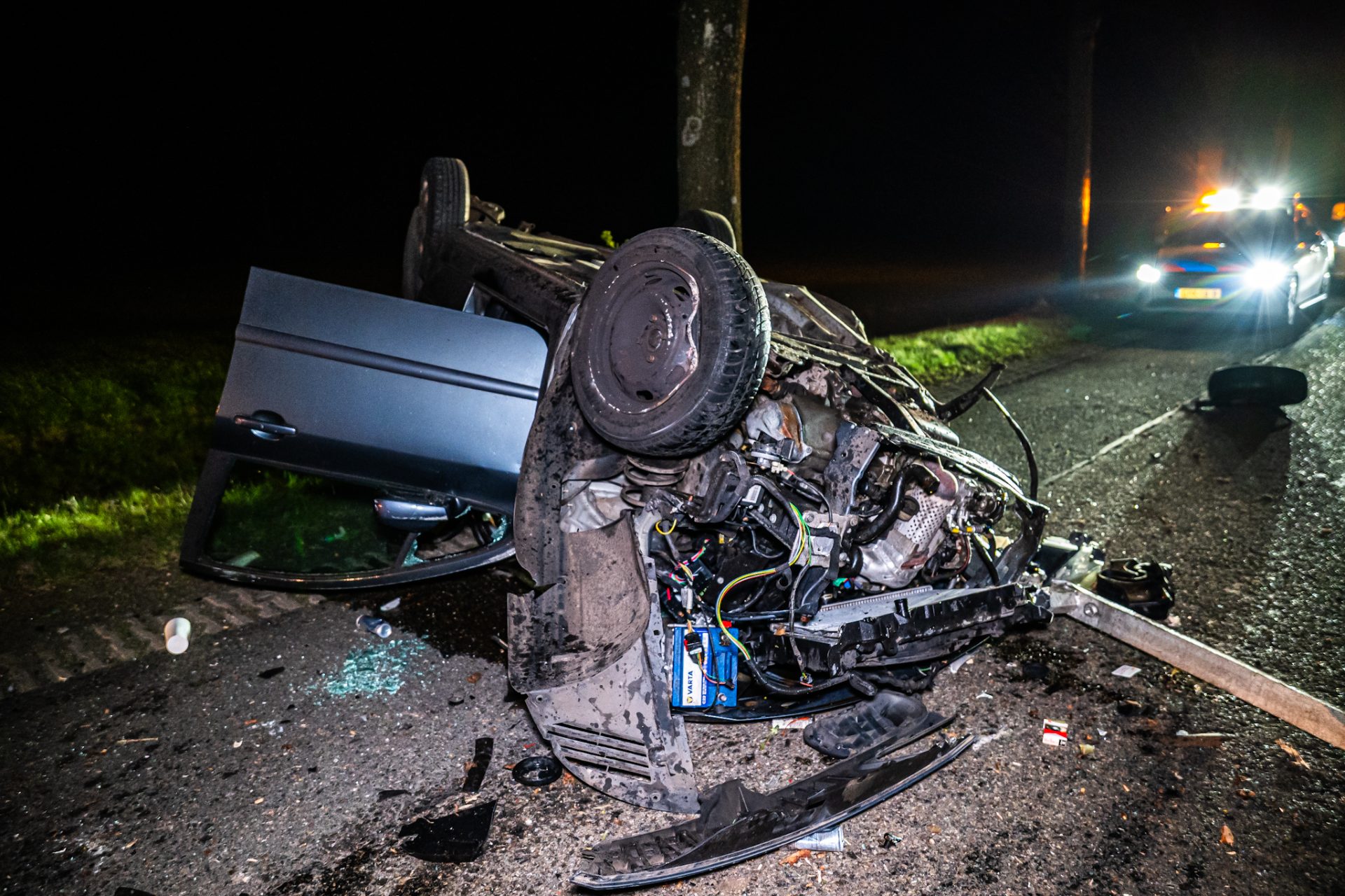 Auto crasht tegen boom en vliegt over de kop