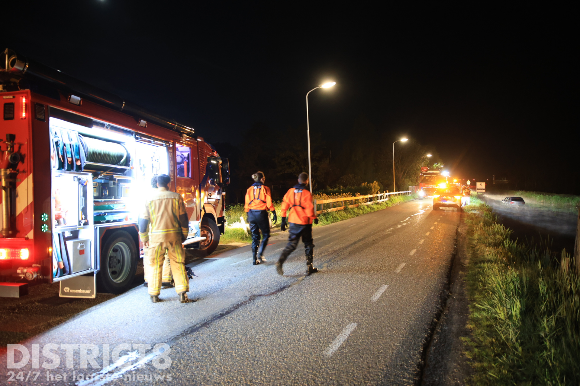 Auto raakt van de weg en belandt in water Voorweg Zoetermeer