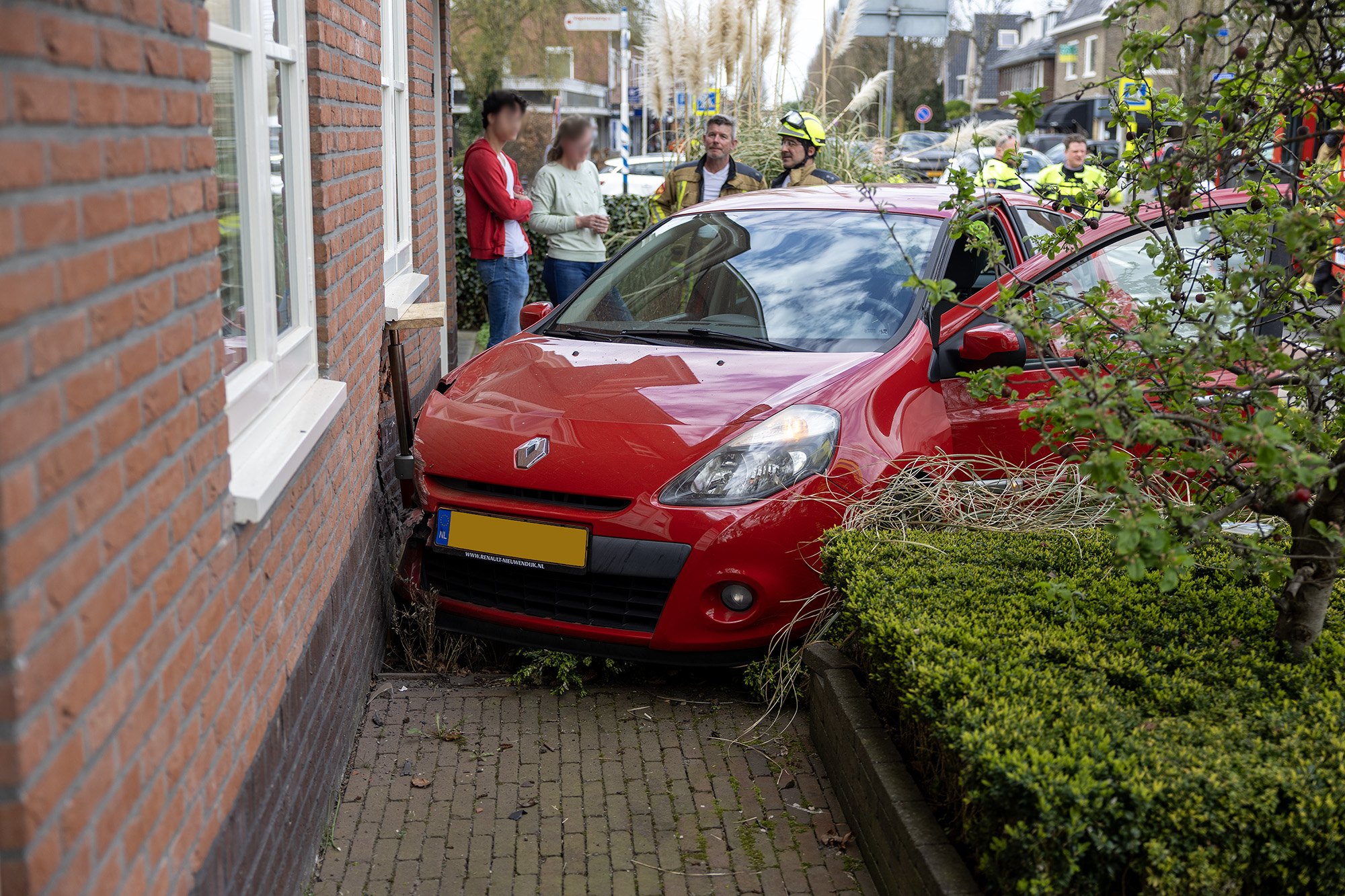 Auto raakt van de weg en botst tegen huis