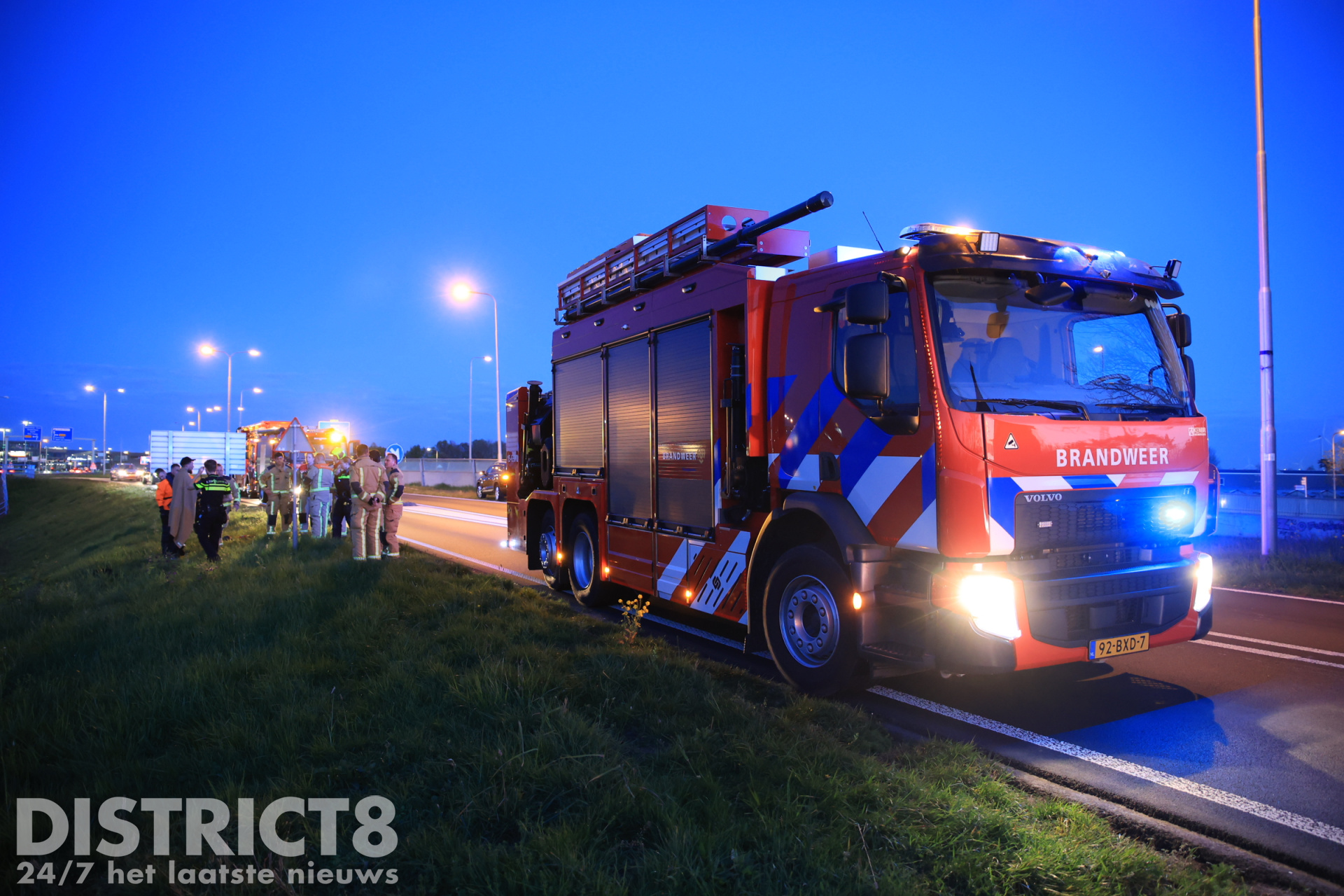 Auto raakt van dijk en raakt te water N220 Maasdijk