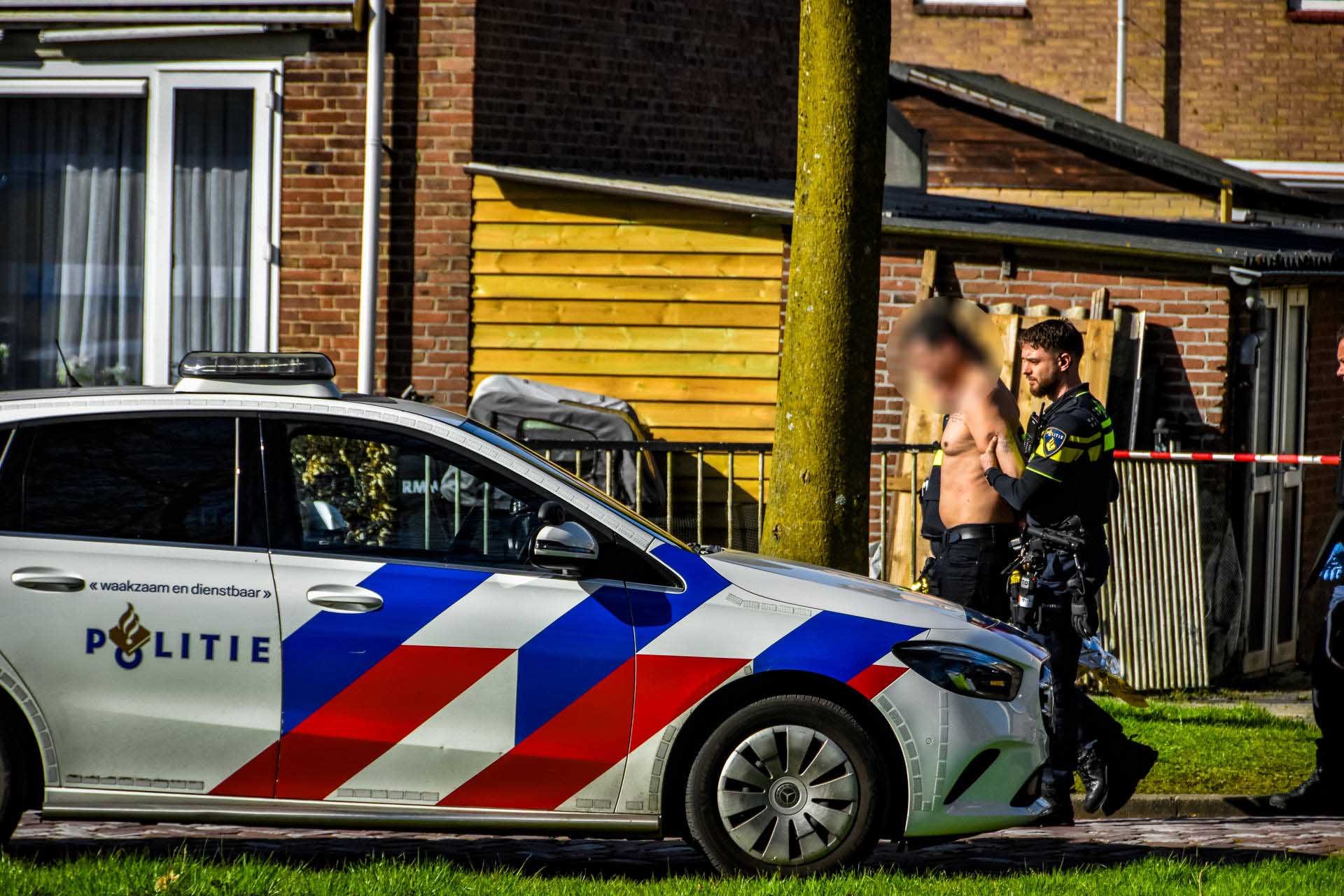 Auto rijdt sloot in na botsing; bestuurder aangehouden