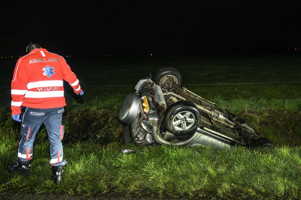 Auto slaat over de kop en crasht in sloot