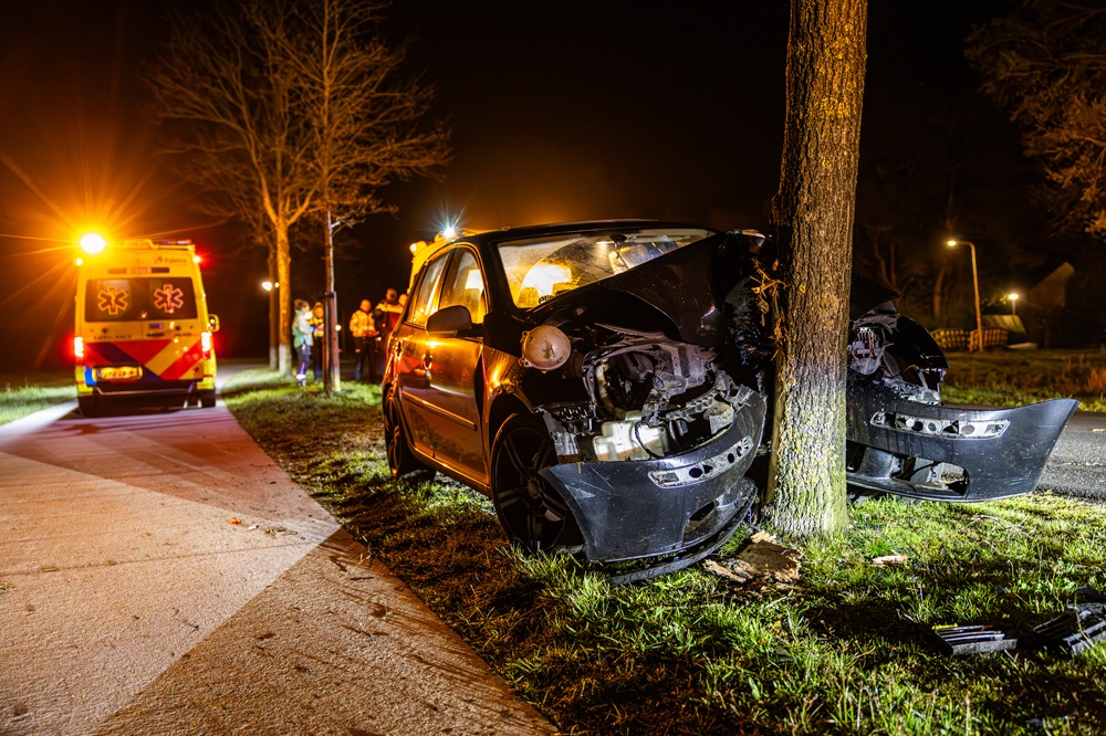 Auto zwaar beschadigd na botsing tegen boom