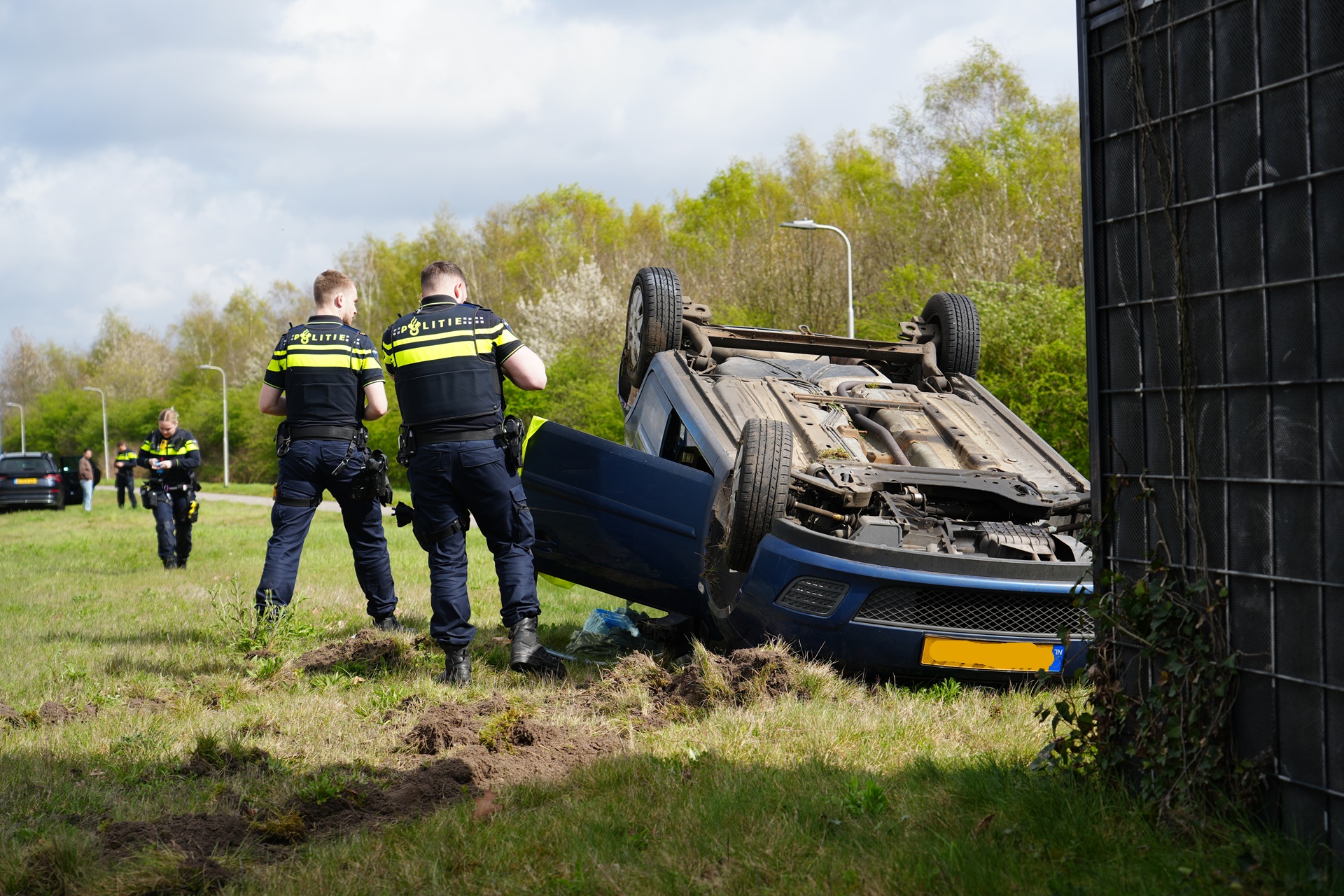 Automobilist gewond na crash waarbij auto over de kop slaat