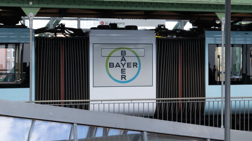 Bayer casht miljarden door mensen kankerverwekkend glyfosaat te verkopen en diezelfde mensen te behandelen met chemo.