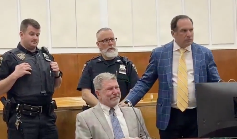 BEKIJK: Blauwe staatsadvocaat stort in de rechtbank nadat hij betrapt is op grootschalig fraudeschema