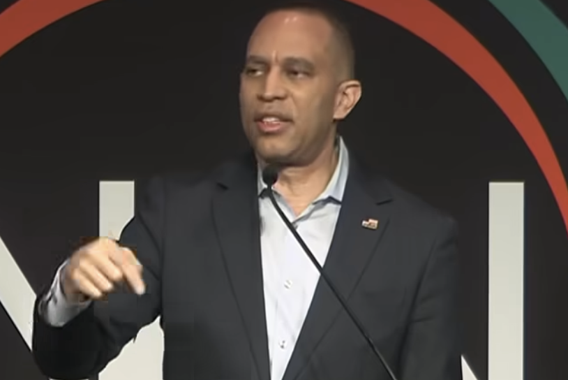 Bekijk: Democraat leider Hakeem Jeffries smelt neer over Pete Hegseth terwijl hij DEI verdedigt.