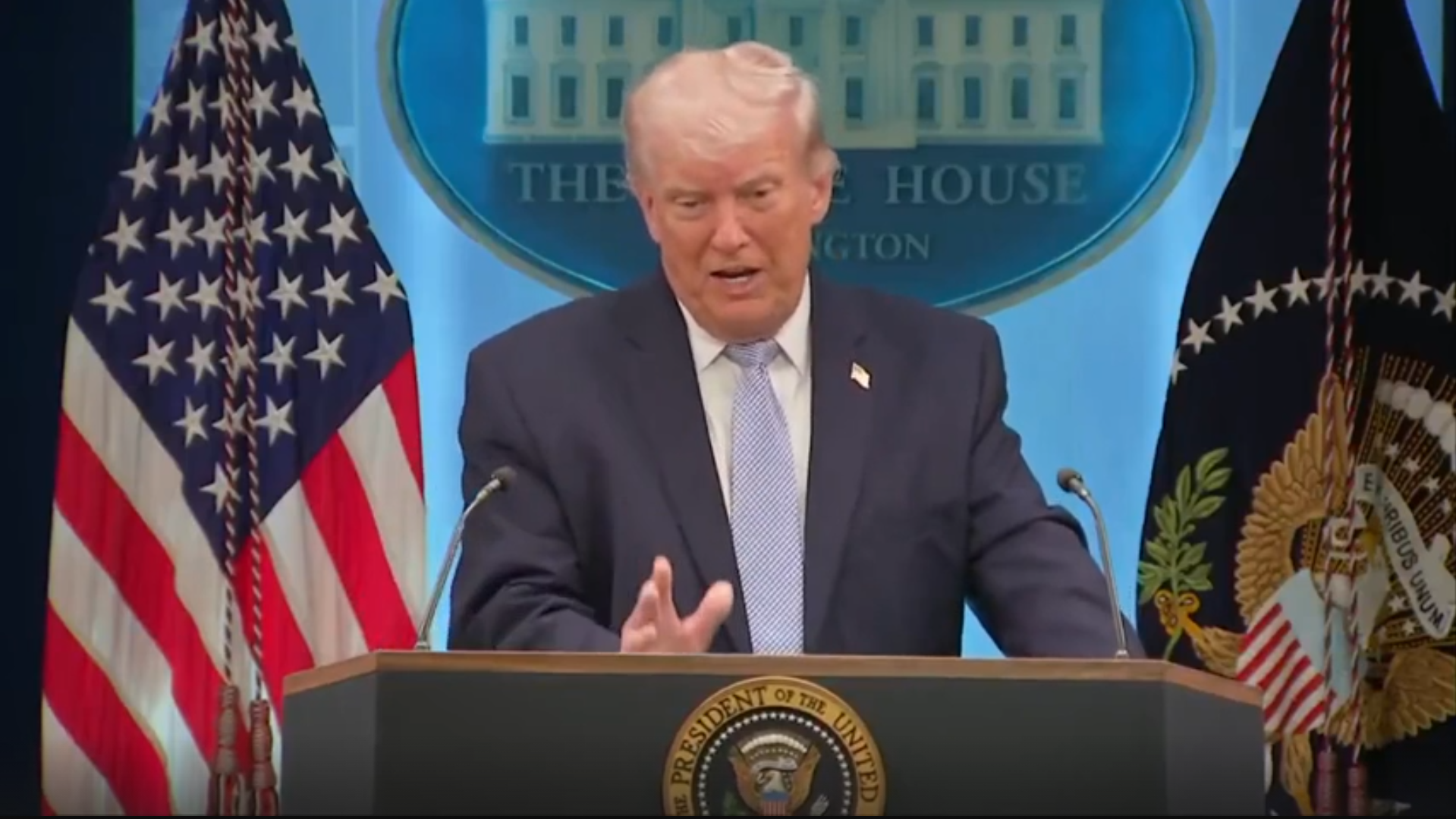 Bekijk: Democraten raken van streek als Trump grapjes maakt over het runnen voor een ander ambt.